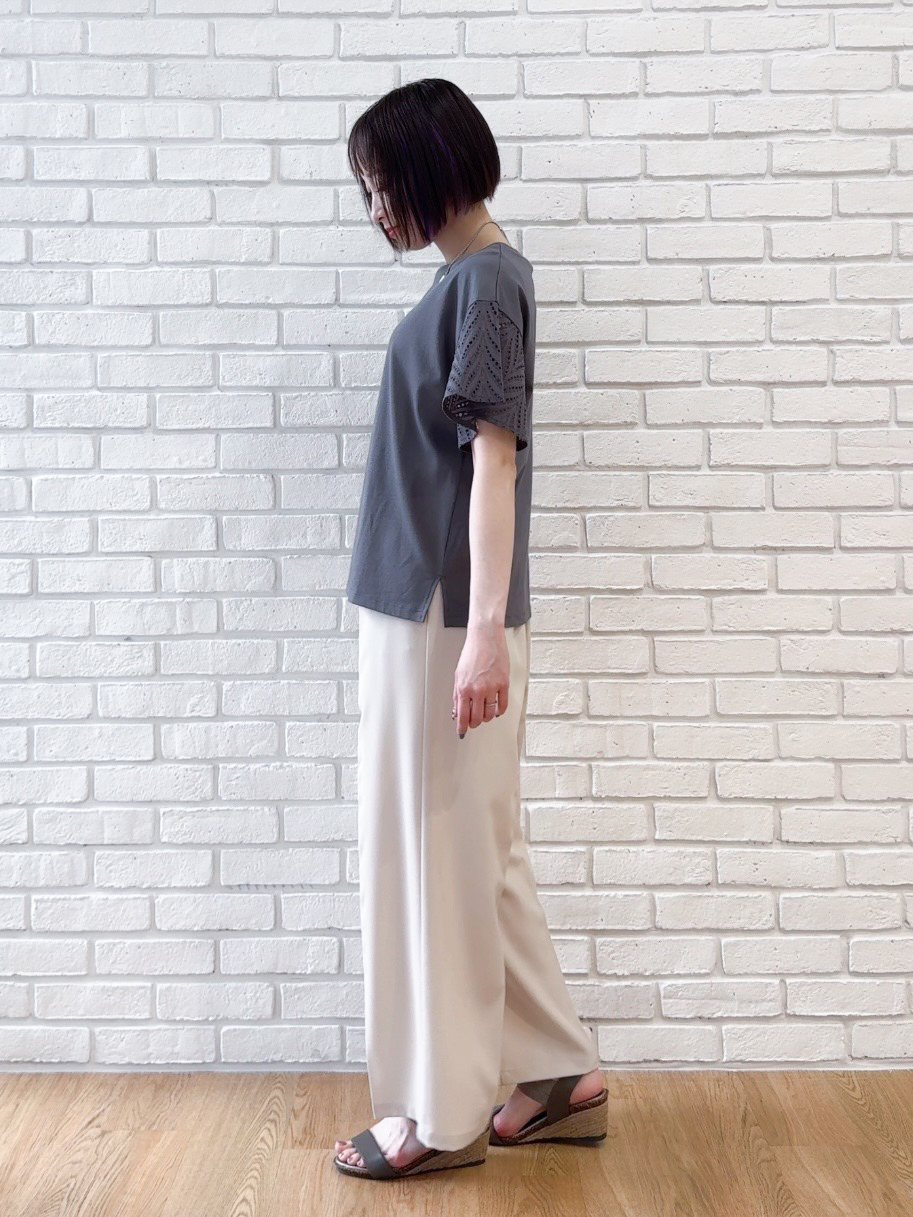 𝐜𝐡𝐢𝐤𝐚さんの「SHOO･LA･RUE｜【汗じみ防止/ひんやり/S-LL】レースが華やか お袖フレアTシャツ」を使ったコーディネート