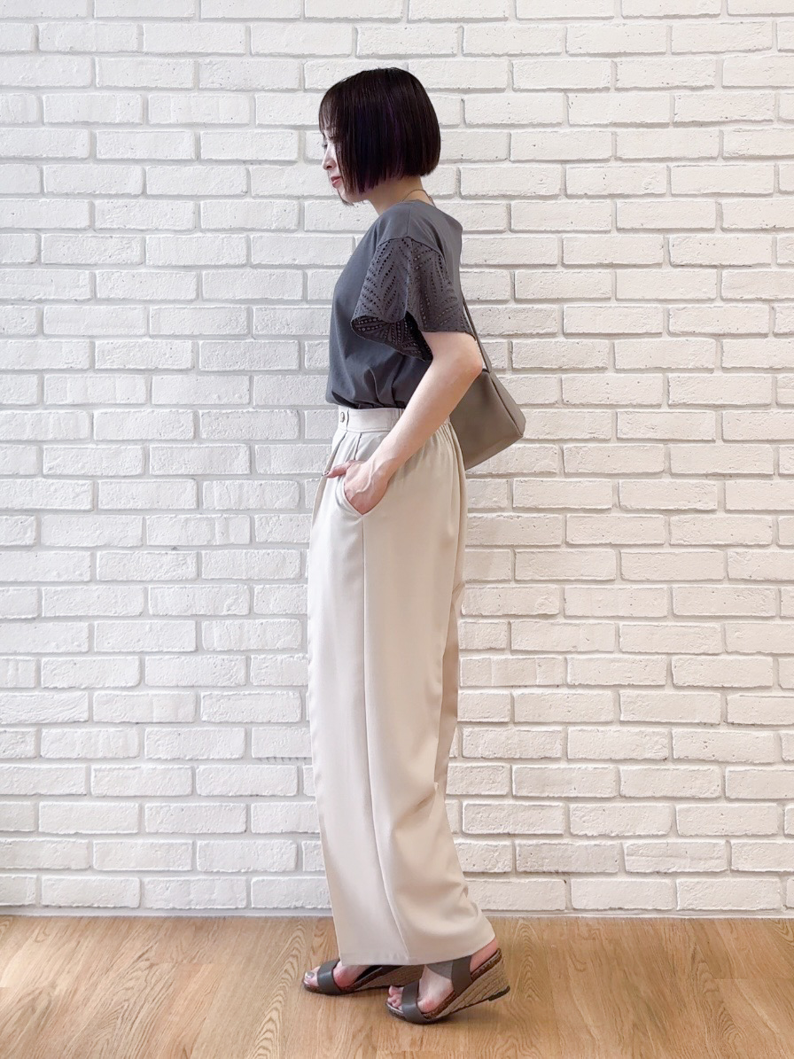 𝐜𝐡𝐢𝐤𝐚さんの「SHOO･LA･RUE｜【汗じみ防止/ひんやり/S-LL】レースが華やか お袖フレアTシャツ」を使ったコーディネート