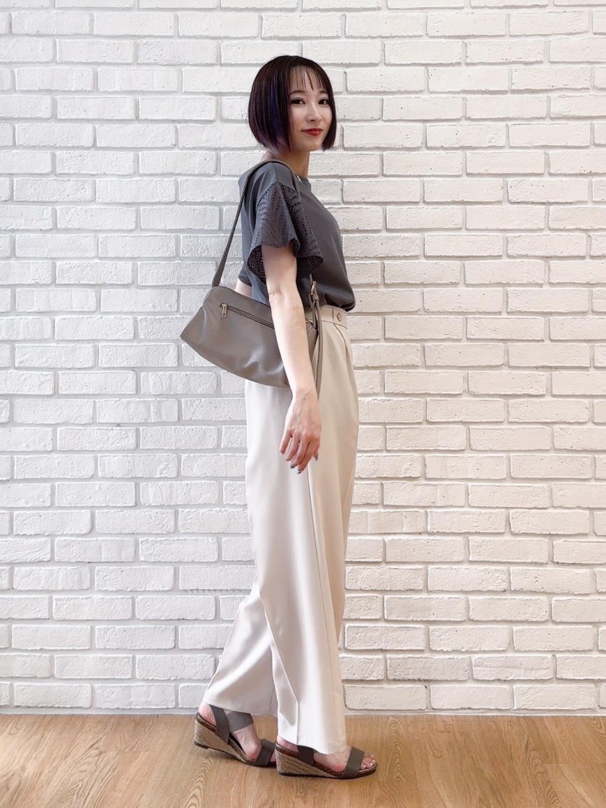 𝐜𝐡𝐢𝐤𝐚さんの「SHOO･LA･RUE｜【汗じみ防止/ひんやり/S-LL】レースが華やか お袖フレアTシャツ」を使ったコーディネート