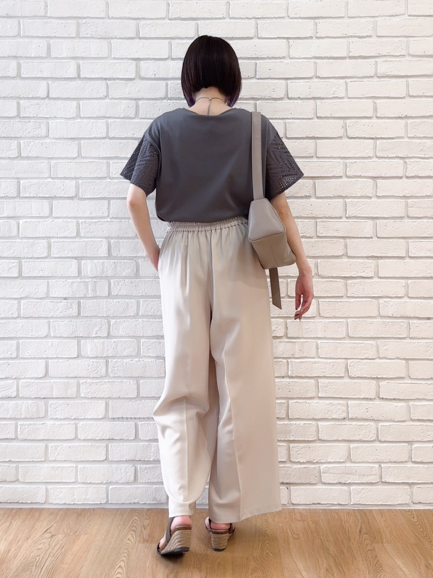 𝐜𝐡𝐢𝐤𝐚さんの「SHOO･LA･RUE｜【汗じみ防止/ひんやり/S-LL】レースが華やか お袖フレアTシャツ」を使ったコーディネート