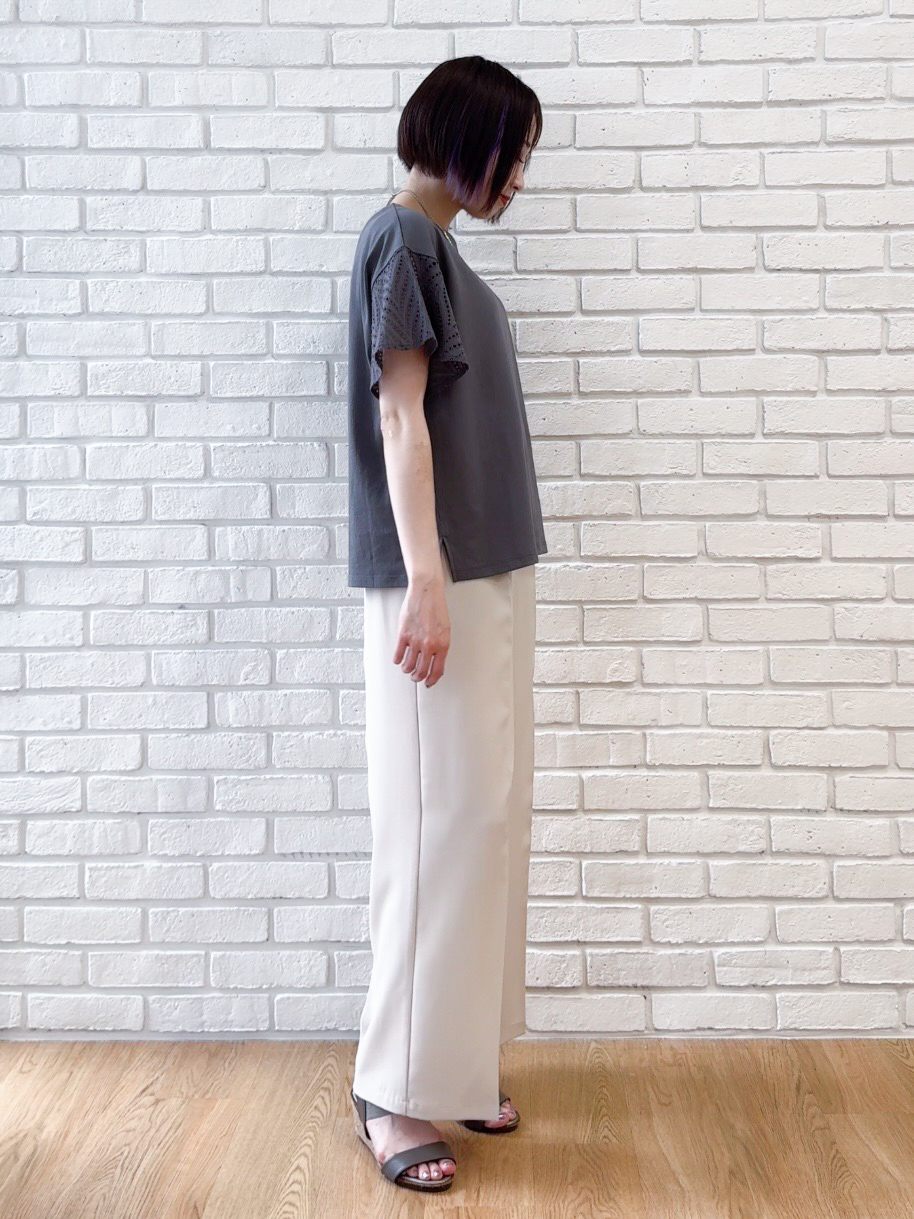 𝐜𝐡𝐢𝐤𝐚さんの「SHOO･LA･RUE｜【汗じみ防止/ひんやり/S-LL】レースが華やか お袖フレアTシャツ」を使ったコーディネート
