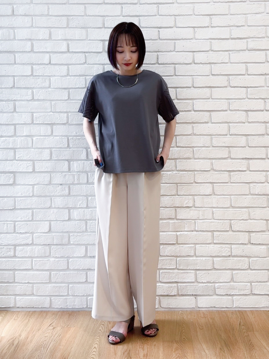 𝐜𝐡𝐢𝐤𝐚さんの「SHOO･LA･RUE｜【汗じみ防止/ひんやり/S-LL】レースが華やか お袖フレアTシャツ」を使ったコーディネート