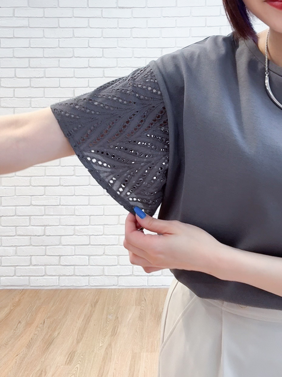 𝐜𝐡𝐢𝐤𝐚さんの「SHOO･LA･RUE｜【汗じみ防止/ひんやり/S-LL】レースが華やか お袖フレアTシャツ」を使ったコーディネート