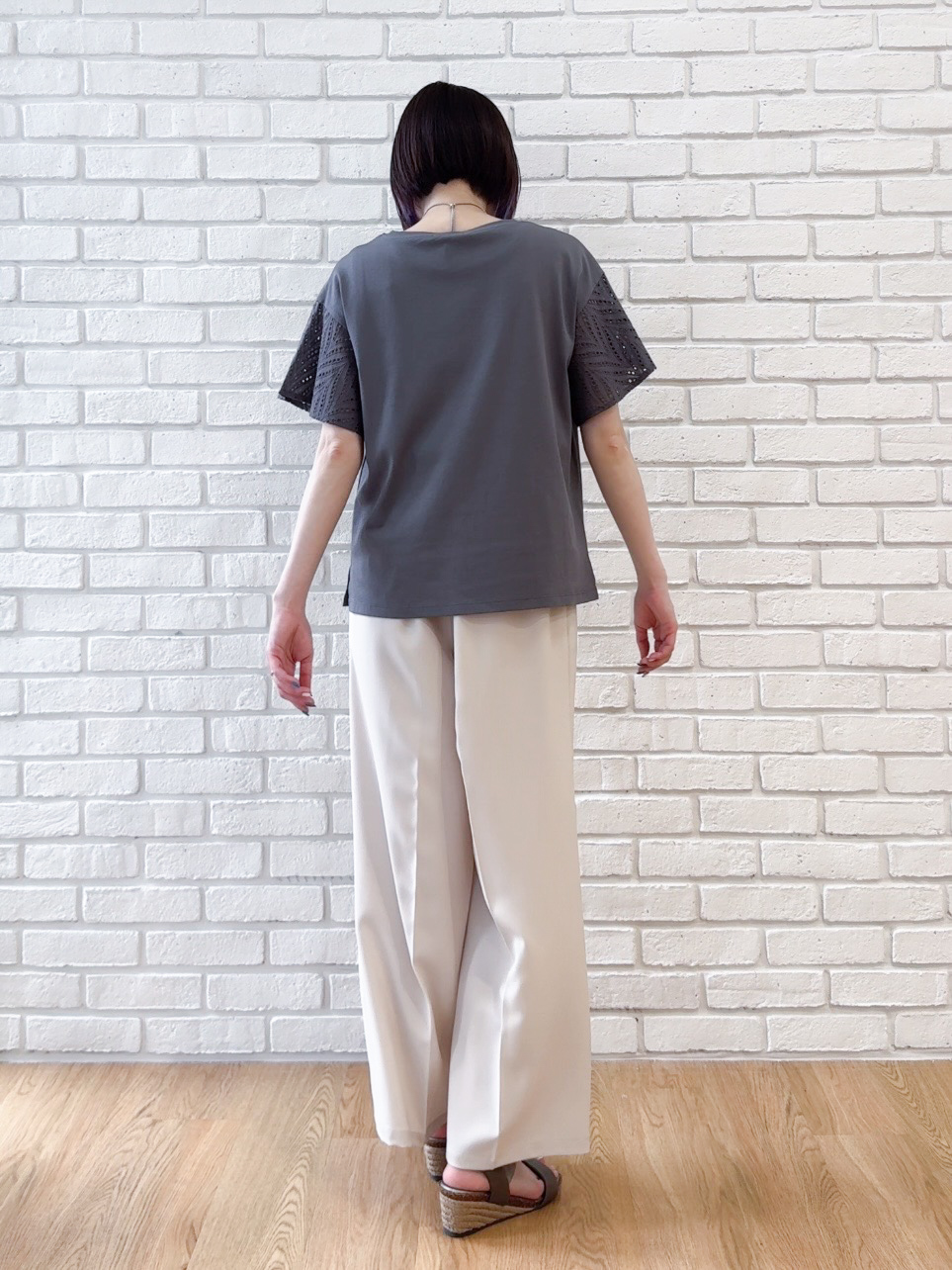 𝐜𝐡𝐢𝐤𝐚さんの「SHOO･LA･RUE｜【汗じみ防止/ひんやり/S-LL】レースが華やか お袖フレアTシャツ」を使ったコーディネート