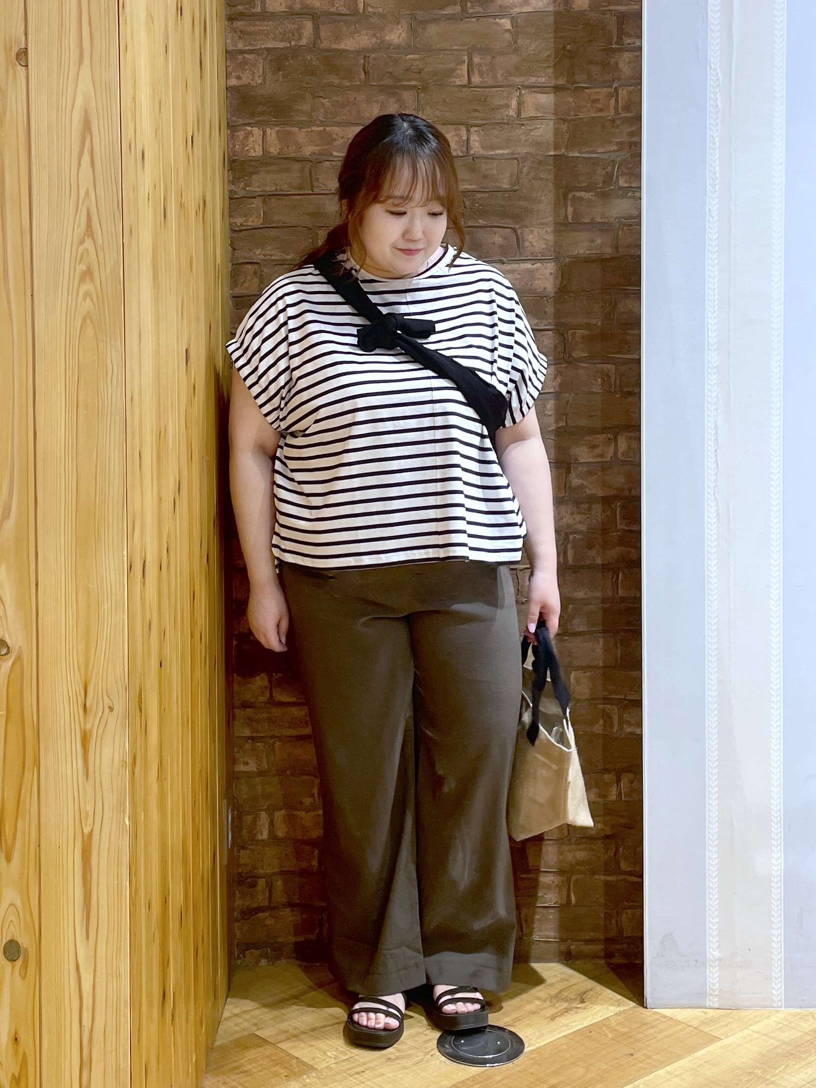 Risaさんの「SHOO･LA･RUE｜【洗濯機可/ひんやり/UV】さらっとしたタッチが心地よい ショート丈 Vネックカーディガン」を使ったコーディネート