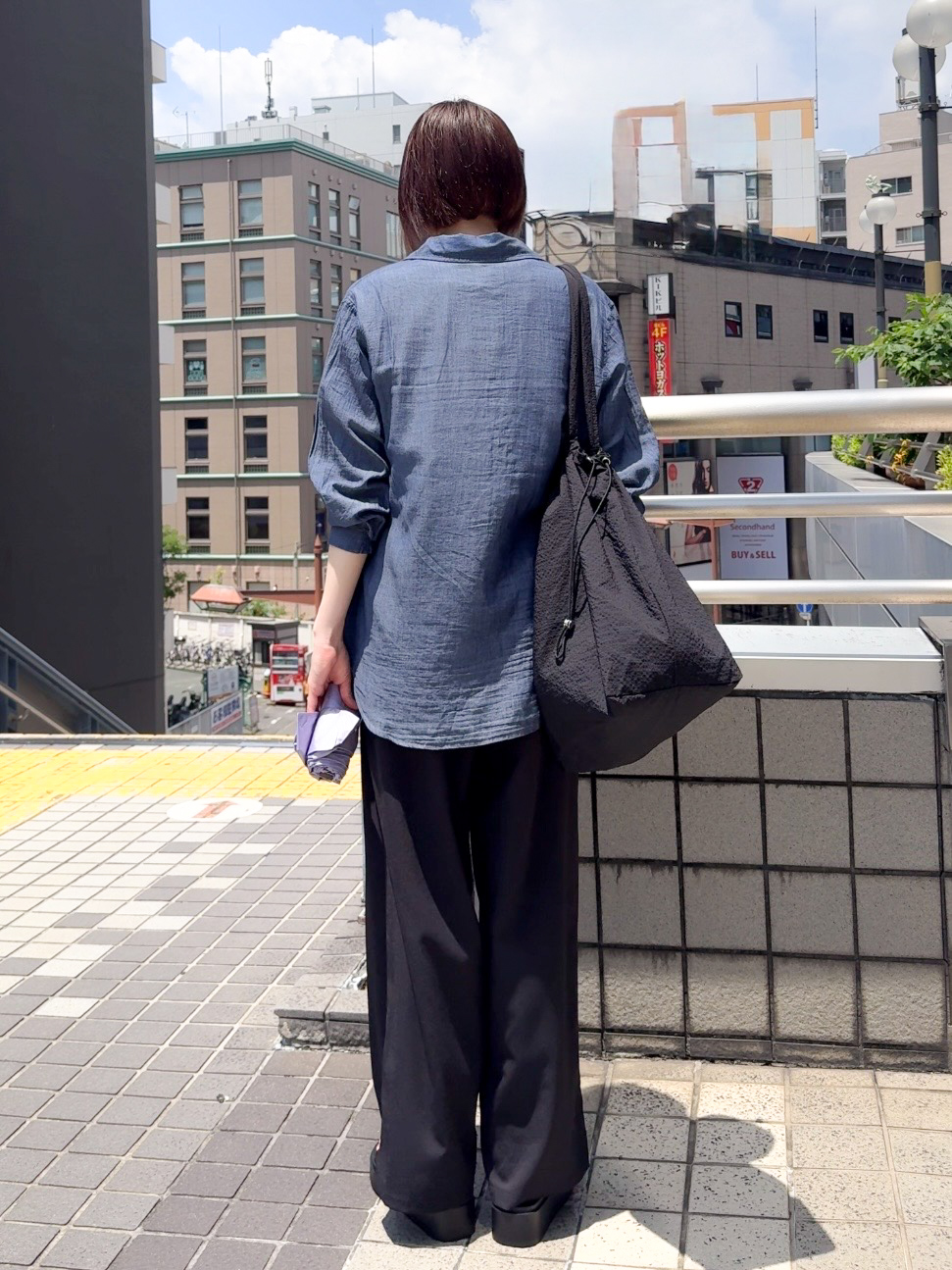 𝐜𝐡𝐢𝐤𝐚さんの「SHOO･LA･RUE｜【綿100%/UV/S-LL/体型カバー】優しく透ける 柔らかシアーデニムシャツ」を使ったコーディネート