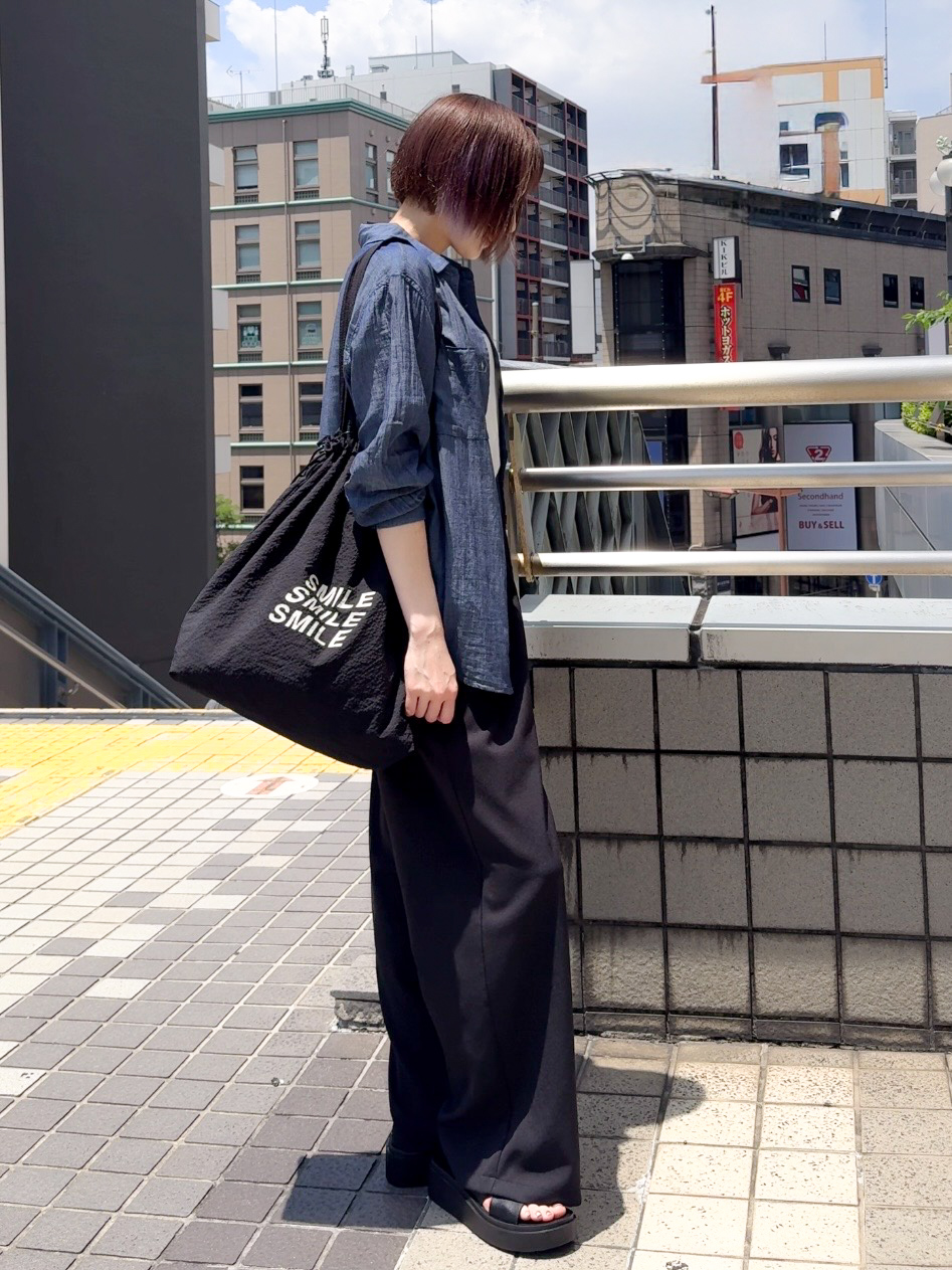 𝐜𝐡𝐢𝐤𝐚さんの「SHOO･LA･RUE｜【綿100%/UV/S-LL/体型カバー】優しく透ける 柔らかシアーデニムシャツ」を使ったコーディネート