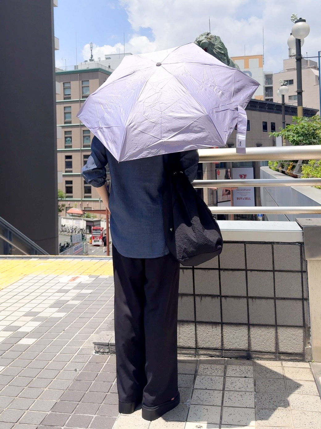 𝐜𝐡𝐢𝐤𝐚さんの「SHOO･LA･RUE｜【綿100%/UV/S-LL/体型カバー】優しく透ける 柔らかシアーデニムシャツ」を使ったコーディネート