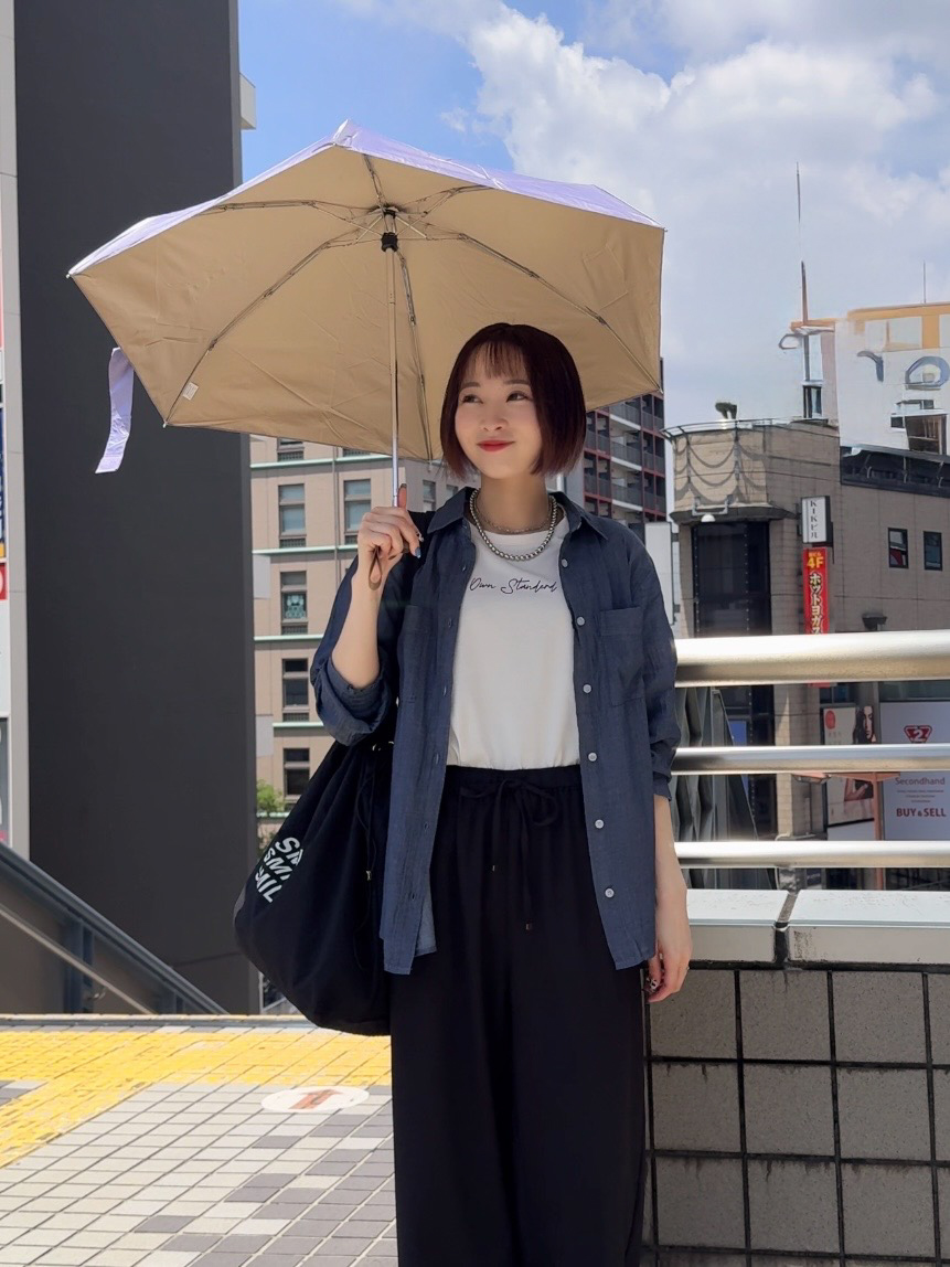 𝐜𝐡𝐢𝐤𝐚さんの「SHOO･LA･RUE｜【綿100%/UV/S-LL/体型カバー】優しく透ける 柔らかシアーデニムシャツ」を使ったコーディネート