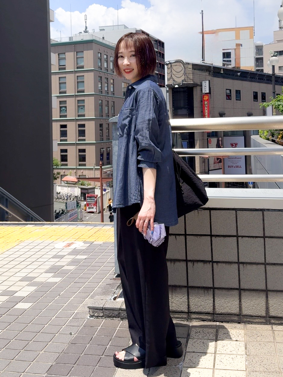 𝐜𝐡𝐢𝐤𝐚さんの「SHOO･LA･RUE｜【綿100%/UV/S-LL/体型カバー】優しく透ける 柔らかシアーデニムシャツ」を使ったコーディネート