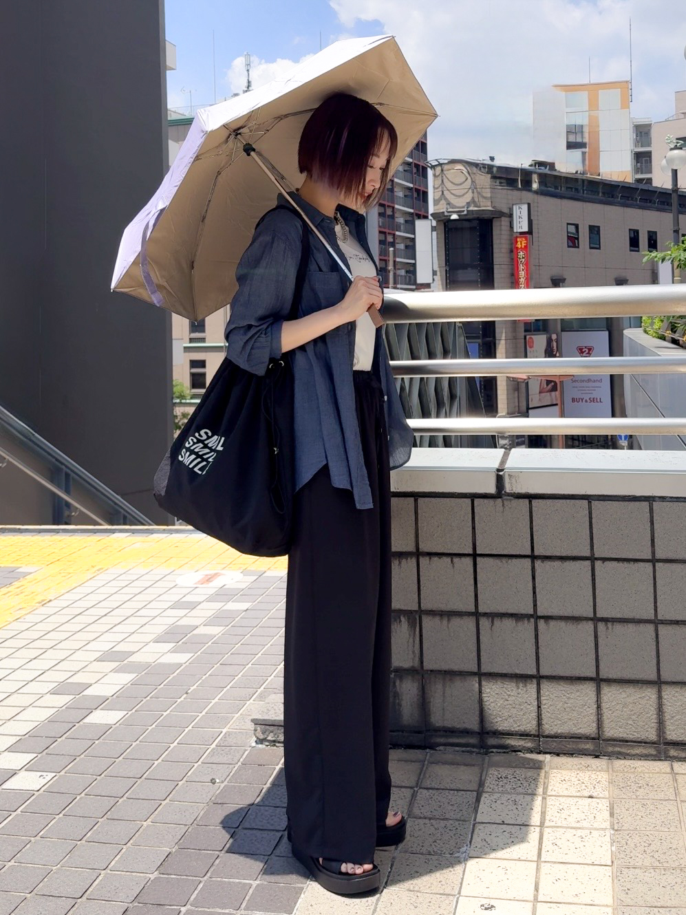 𝐜𝐡𝐢𝐤𝐚さんの「SHOO･LA･RUE｜【綿100%/UV/S-LL/体型カバー】優しく透ける 柔らかシアーデニムシャツ」を使ったコーディネート