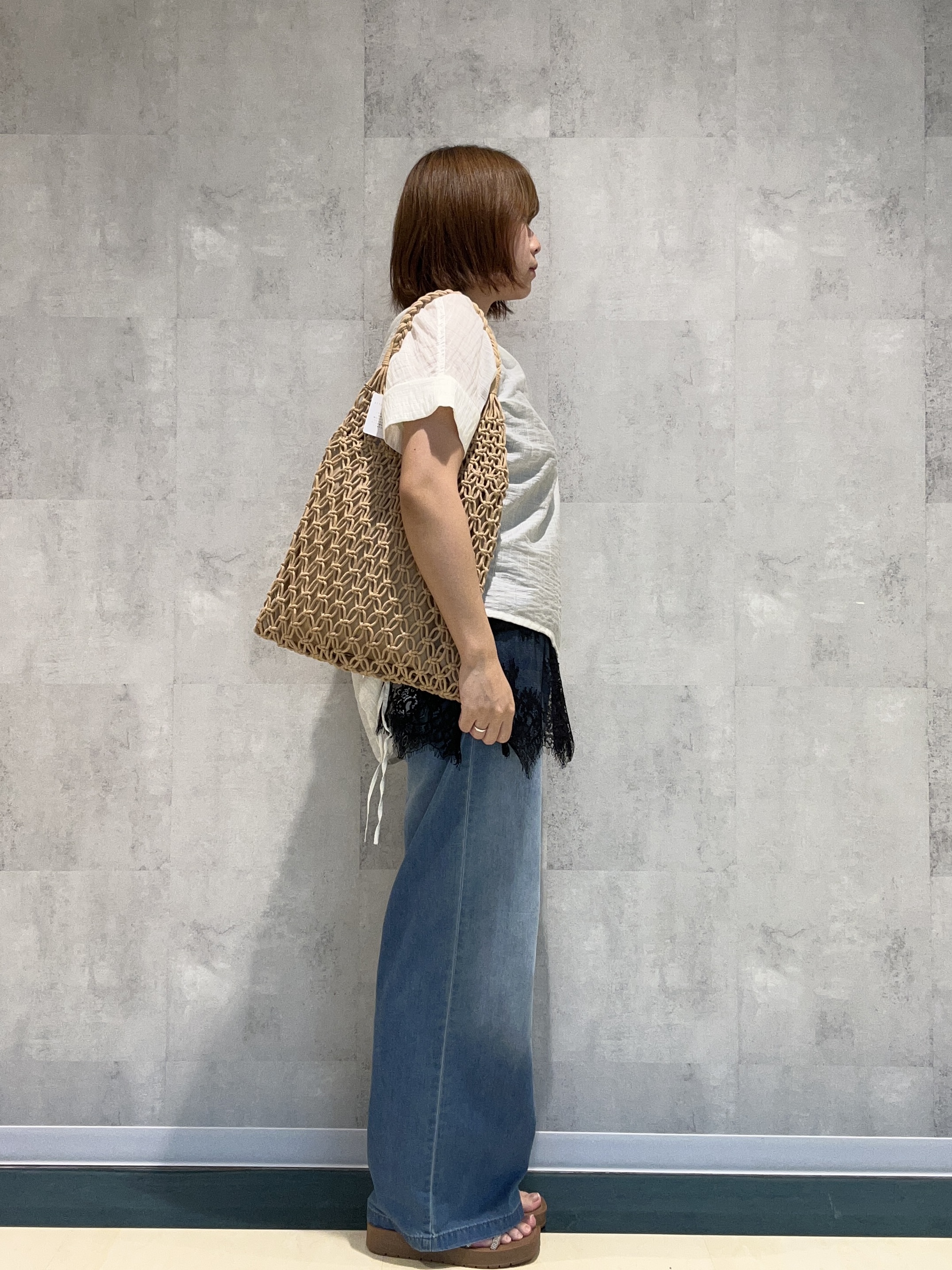 柳川　真帆さんの「SHOO･LA･RUE｜【高レビュー/体型カバー】インせず着られる スキッパー裾リボンブラウス」を使ったコーディネート