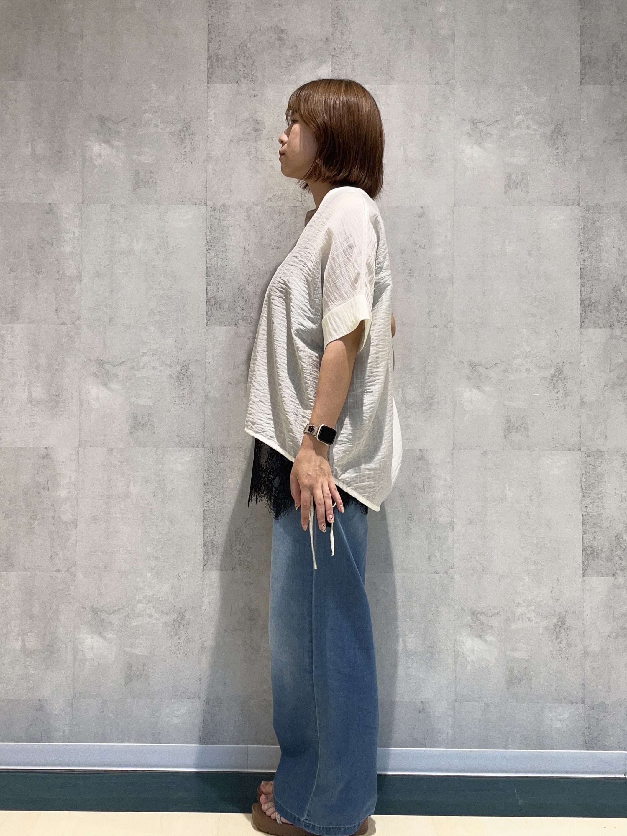柳川　真帆さんの「SHOO･LA･RUE｜【高レビュー/体型カバー】インせず着られる スキッパー裾リボンブラウス」を使ったコーディネート