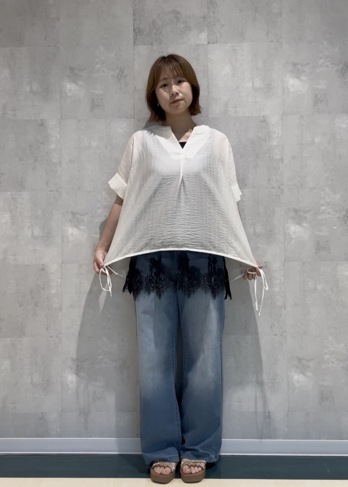 柳川　真帆さんの「SHOO･LA･RUE｜【高レビュー/体型カバー】インせず着られる スキッパー裾リボンブラウス」を使ったコーディネート