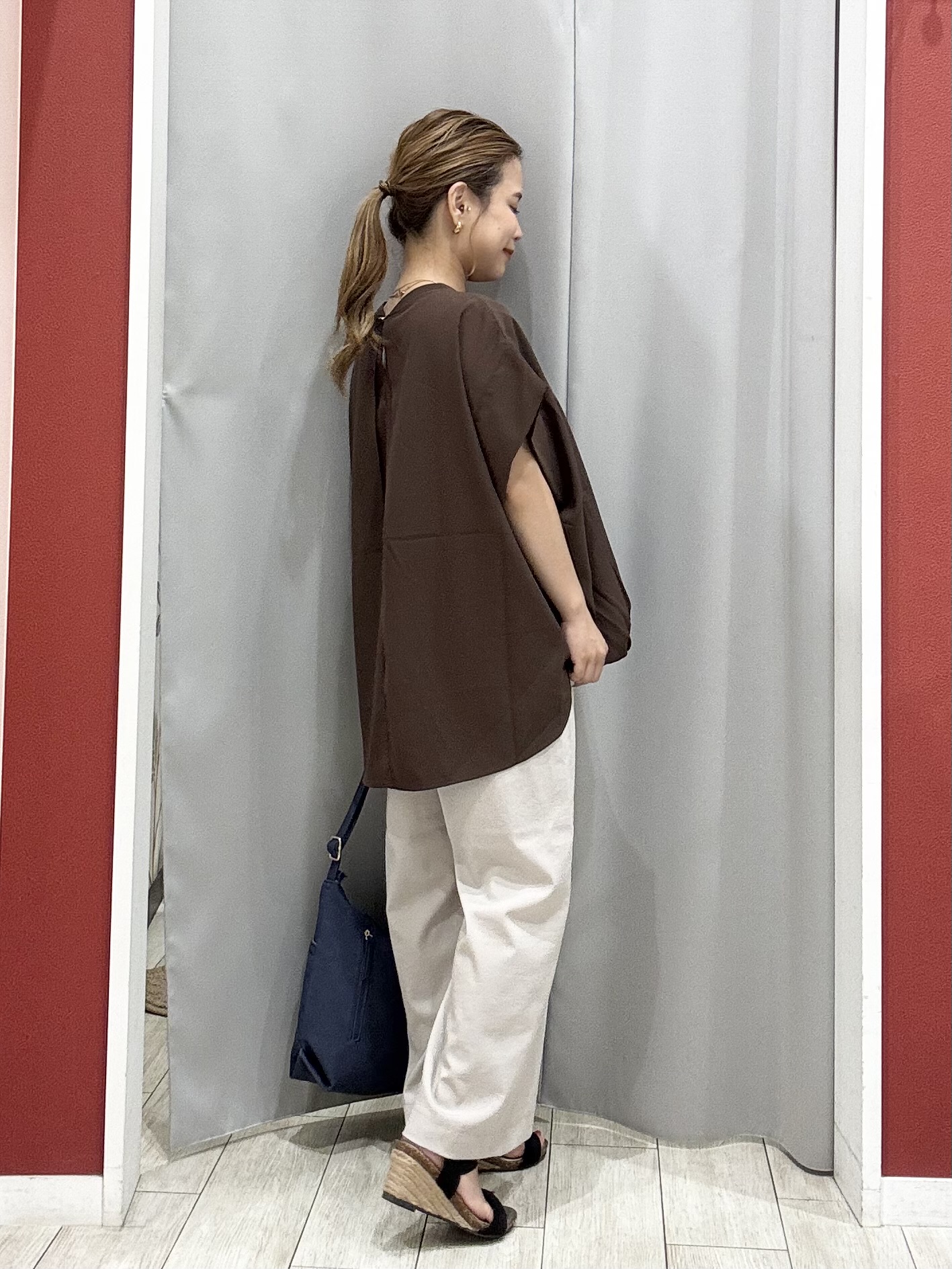 shioさんの「SHOO･LA･RUE｜【洗濯機可/体型カバー】インせずこなれる ふんわり裾バルーントップス」を使ったコーディネート