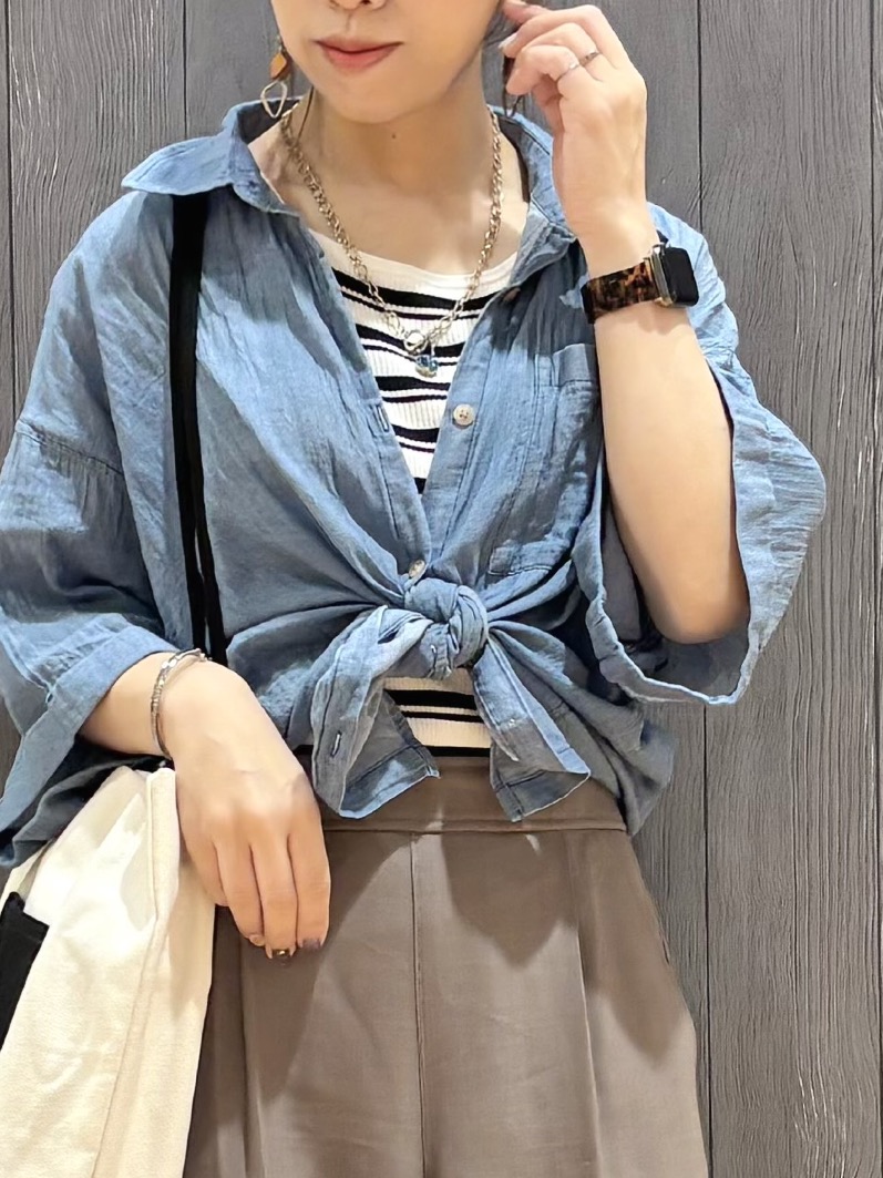 meiさんの「SHOO･LA･RUE｜【S-LL/洗濯機可/綿100%】やわらかシアーデニム 5分袖ポケットシャツ」を使ったコーディネート