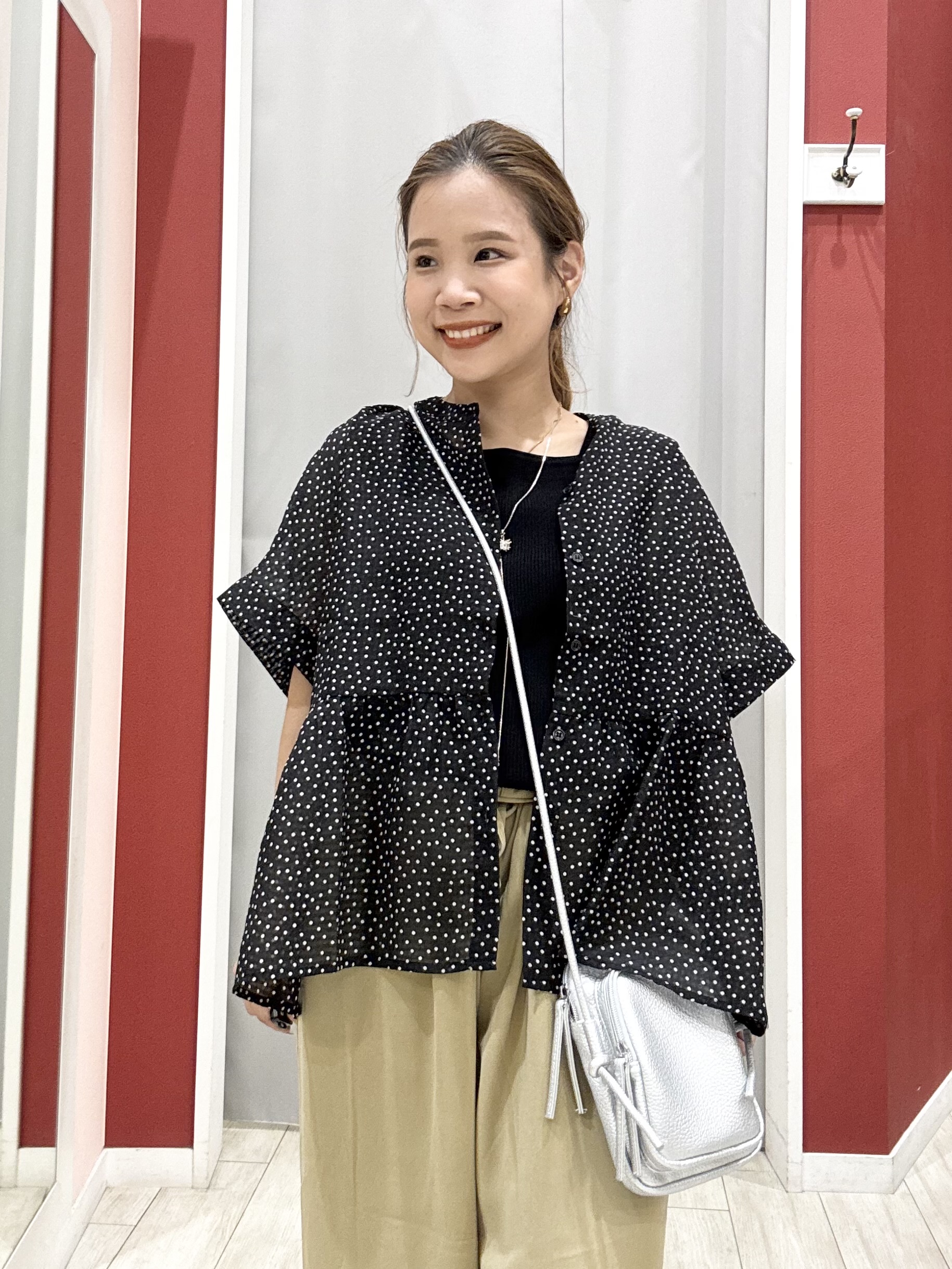 shioさんの「SHOO･LA･RUE｜【体型カバー/洗濯機可】二の腕とお腹周りが隠せる シアーペプラムブラウス」を使ったコーディネート