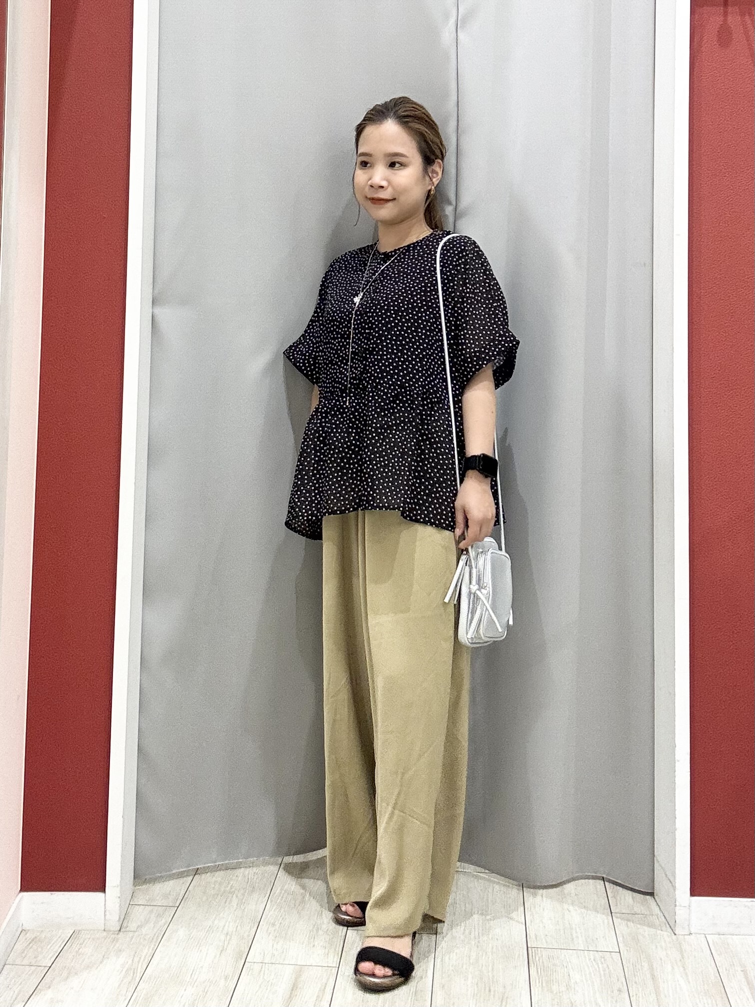 shioさんの「SHOO･LA･RUE｜【体型カバー/洗濯機可】二の腕とお腹周りが隠せる シアーペプラムブラウス」を使ったコーディネート