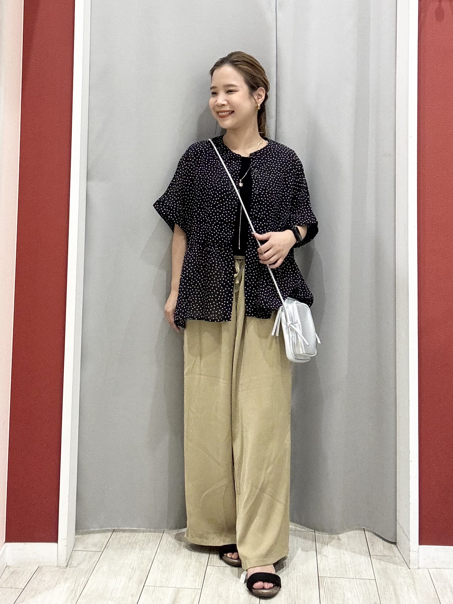 shioさんの「SHOO･LA･RUE｜【体型カバー/洗濯機可】二の腕とお腹周りが隠せる シアーペプラムブラウス」を使ったコーディネート