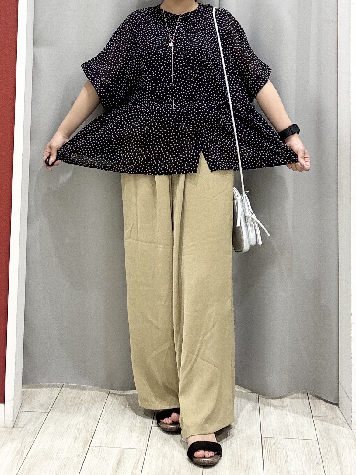 shioさんの「SHOO･LA･RUE｜【体型カバー/洗濯機可】二の腕とお腹周りが隠せる シアーペプラムブラウス」を使ったコーディネート