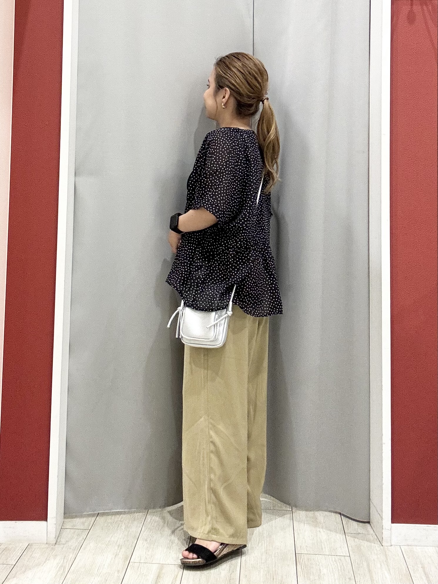 shioさんの「SHOO･LA･RUE｜【体型カバー/洗濯機可】二の腕とお腹周りが隠せる シアーペプラムブラウス」を使ったコーディネート