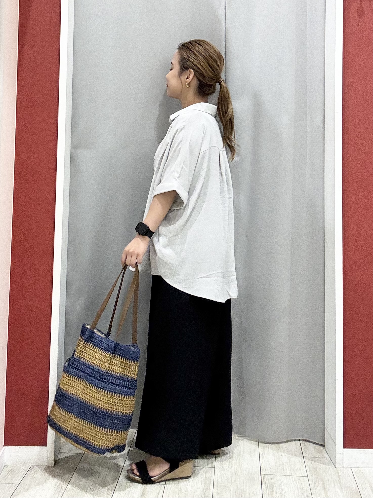 shioさんの「SHOO･LA･RUE｜【ひんやり/洗濯機可/S-LL】肩タックとロールアップでこなれ見え デザイン半袖シャツ」を使ったコーディネート