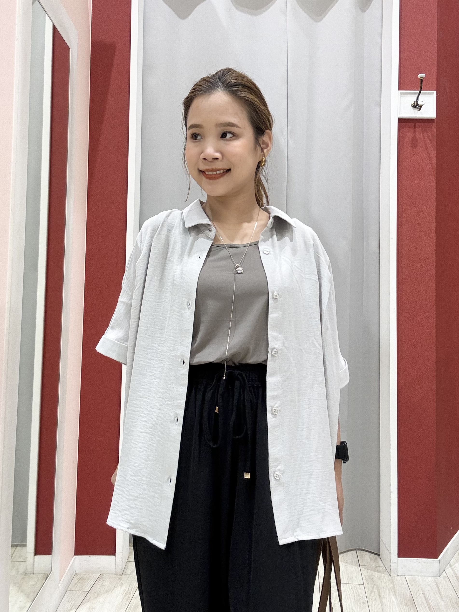 shioさんの「SHOO･LA･RUE｜【ひんやり/洗濯機可/S-LL】肩タックとロールアップでこなれ見え デザイン半袖シャツ」を使ったコーディネート