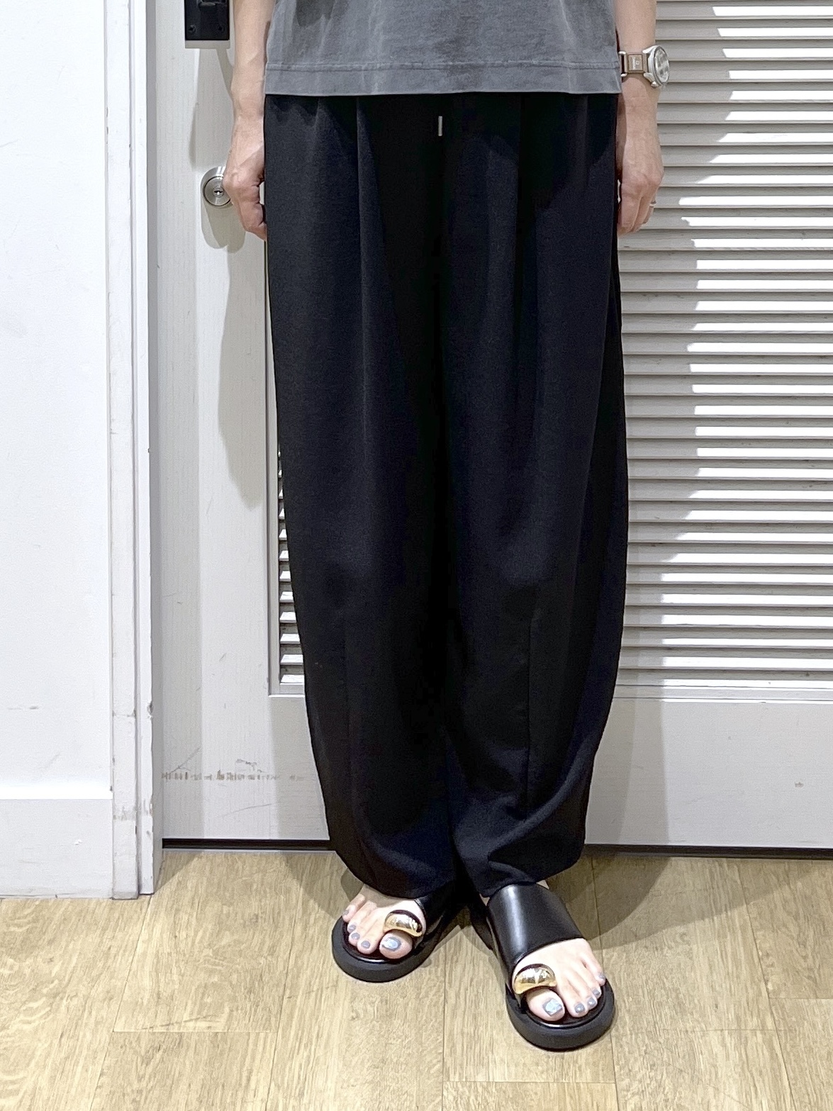Miyazakiさんの「Dessin｜アシメフリル ヴィンテージライクプルオーバー」を使ったコーディネート