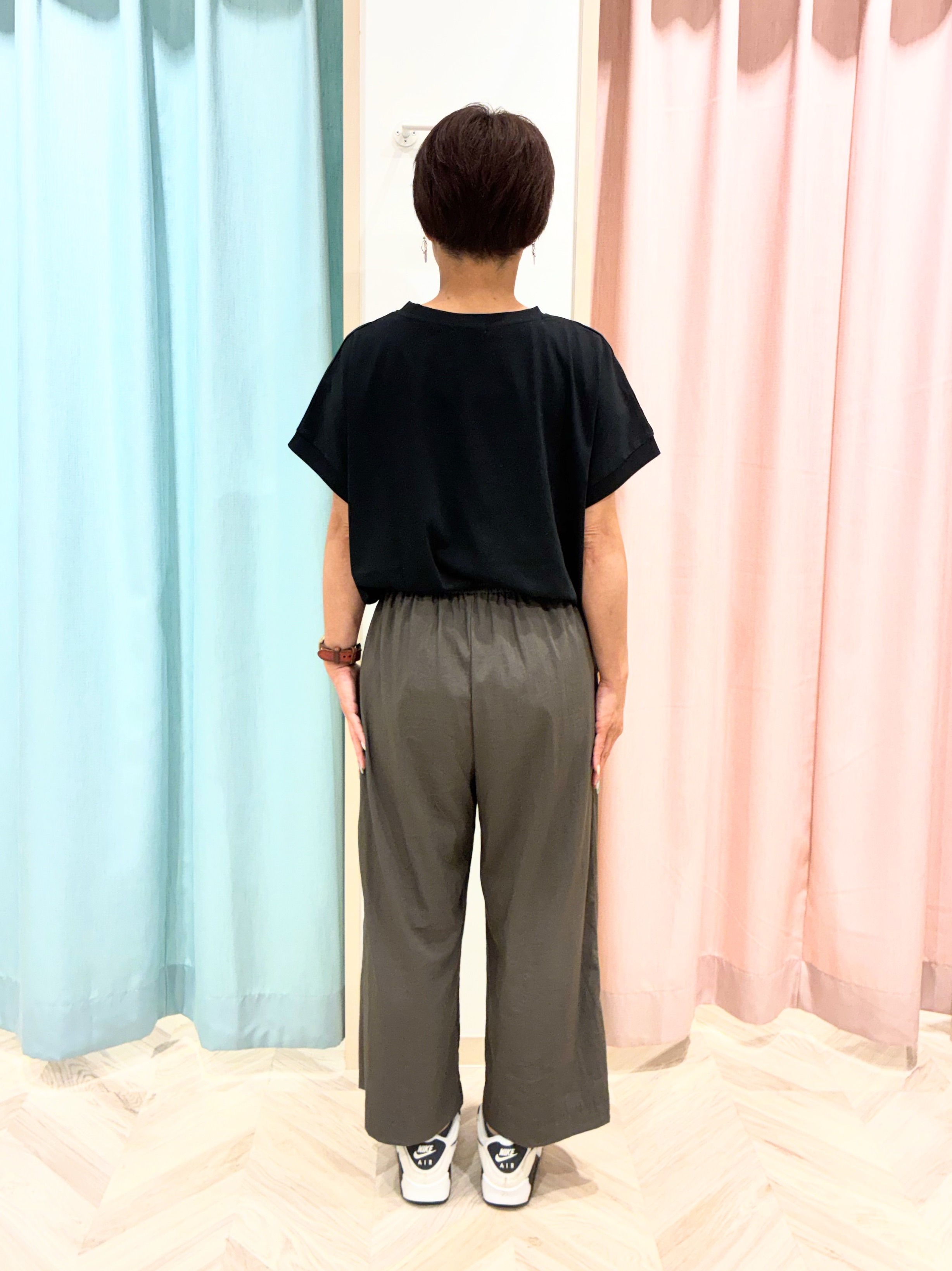 ひとみさんの「SHOO･LA･RUE｜【汗じみ防止/ひんやり/S-LL】インせず着られる 刺繍ロゴTシャツ」を使ったコーディネート