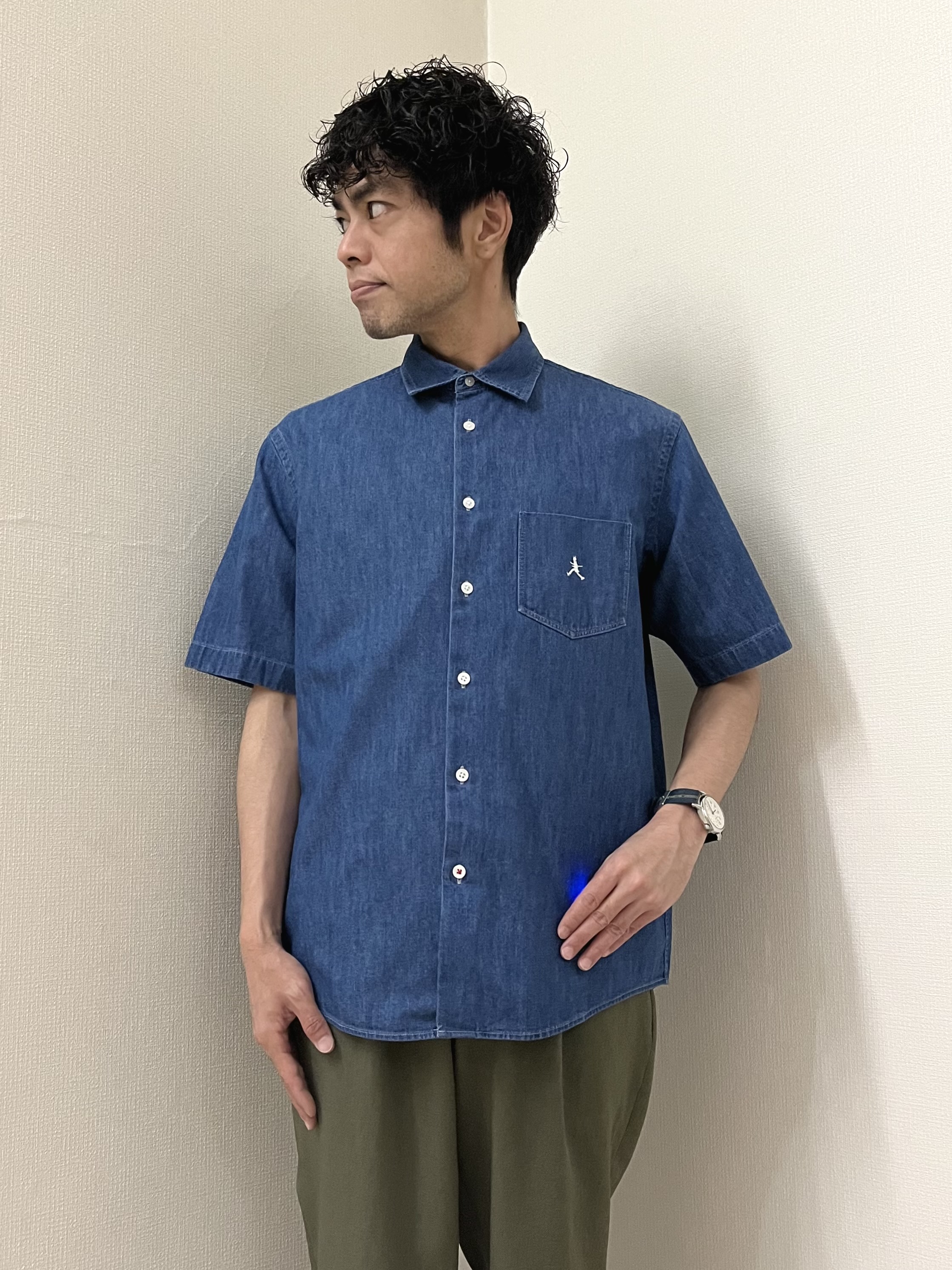 URAさんの「TAKEO KIKUCHI｜【BOWLER HAT LABEL】ボーラーハットウォーカー刺繍 半袖デニムシャツ」を使ったコーディネート