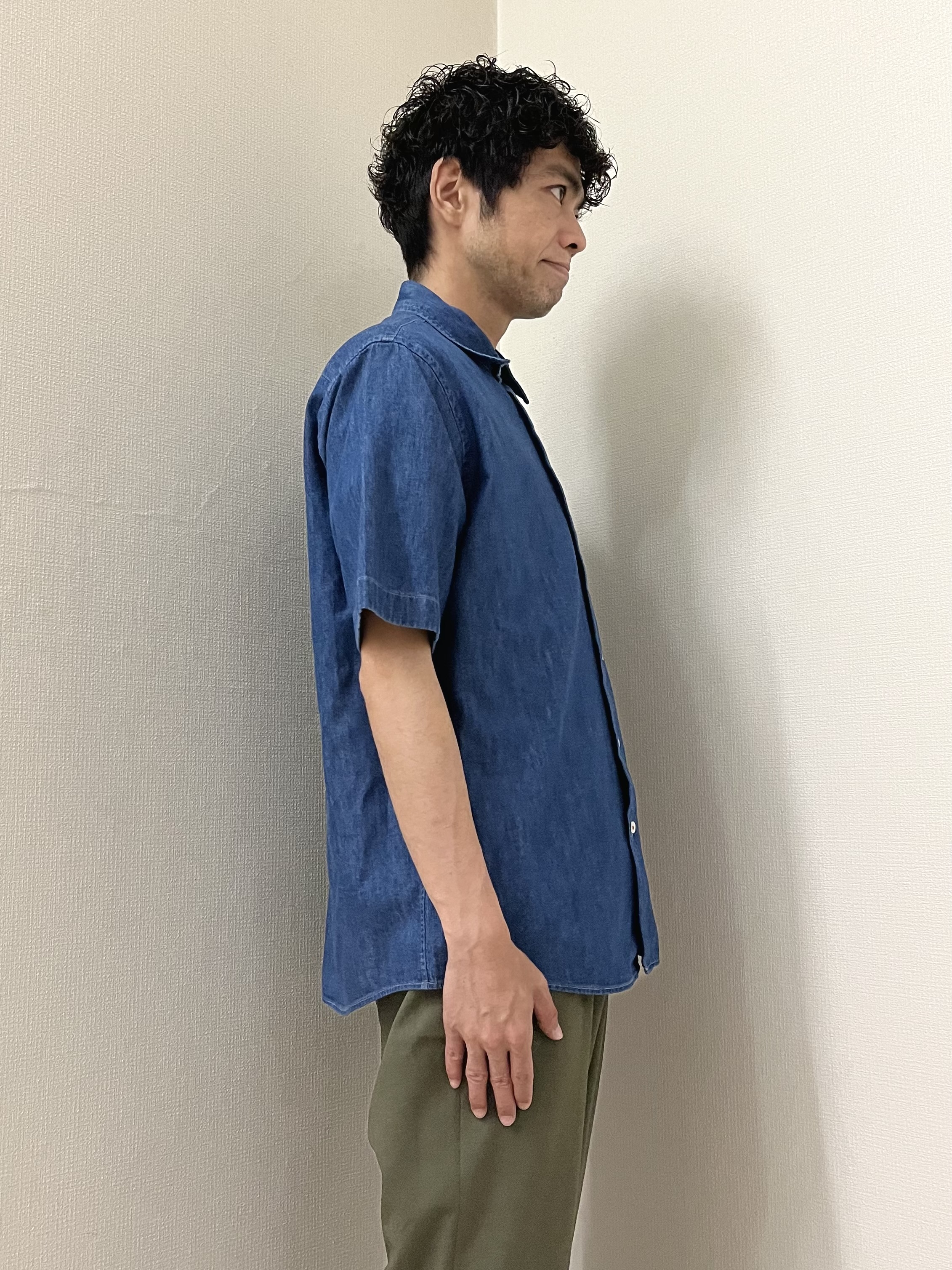 URAさんの「TAKEO KIKUCHI｜【BOWLER HAT LABEL】ボーラーハットウォーカー刺繍 半袖デニムシャツ」を使ったコーディネート