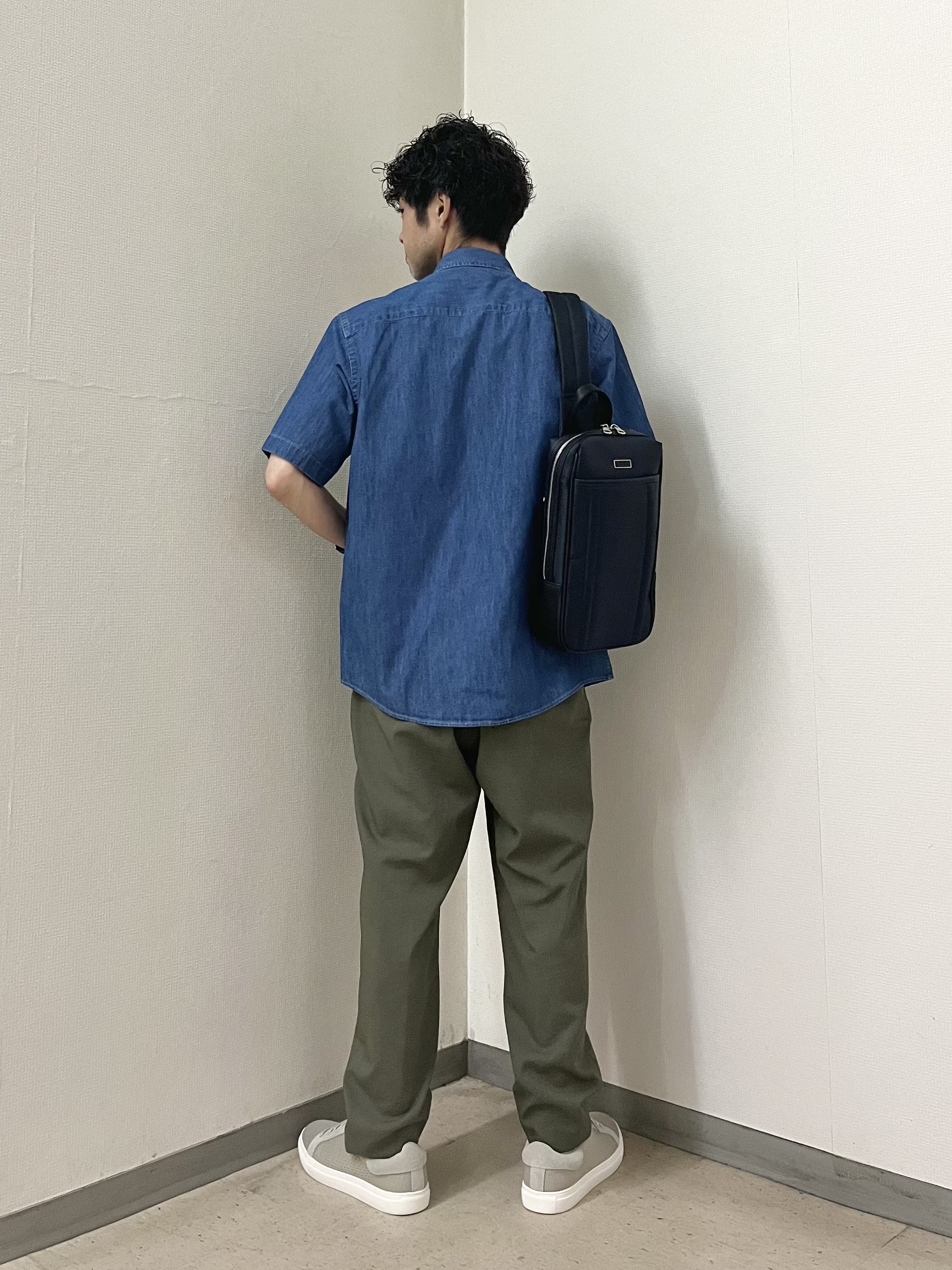 URAさんの「TAKEO KIKUCHI｜【BOWLER HAT LABEL】ボーラーハットウォーカー刺繍 半袖デニムシャツ」を使ったコーディネート