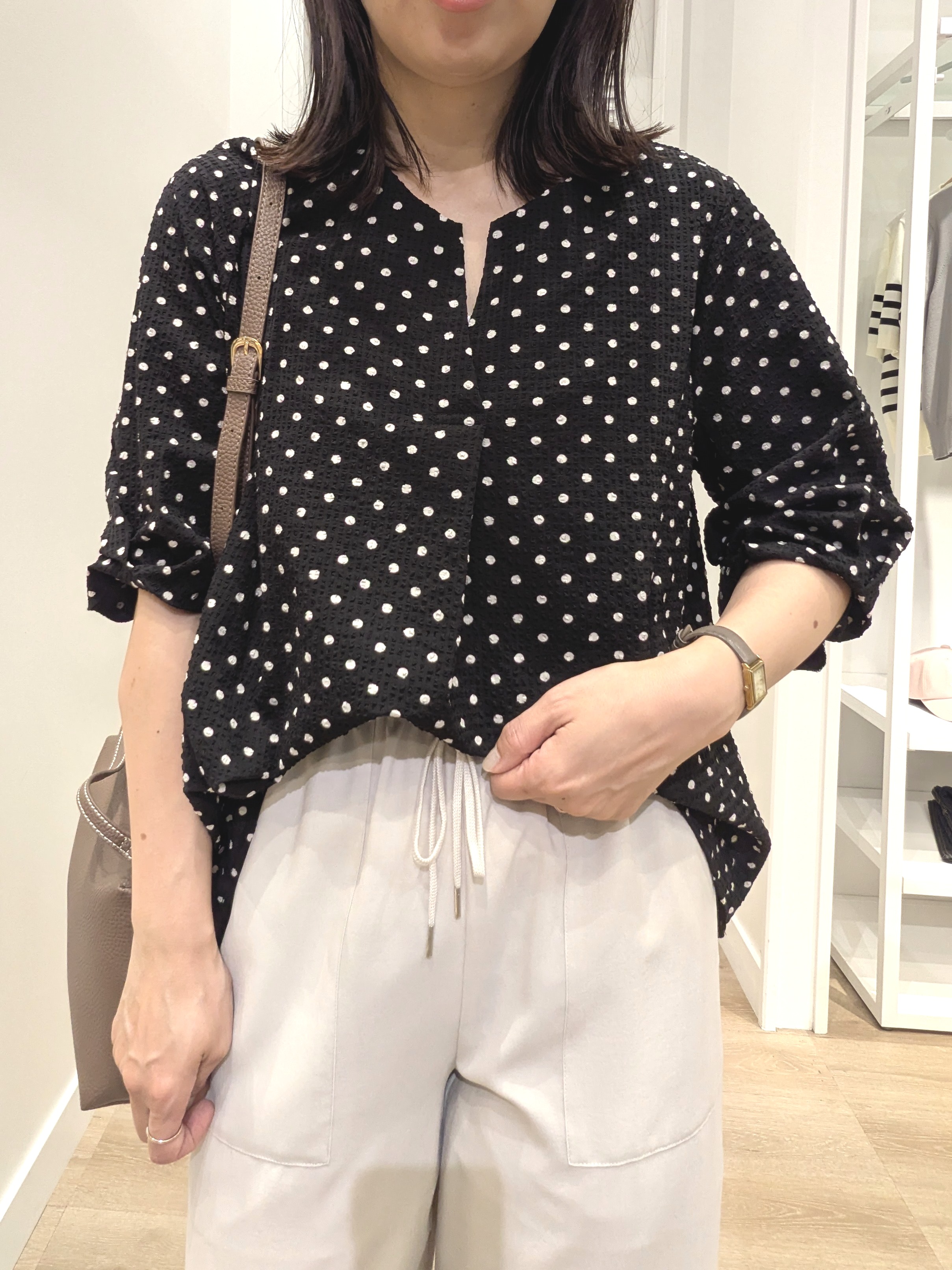 enさんの「Dessin｜【セットアップ可/UVカット】サッカー素材 キーネックブラウス」を使ったコーディネート