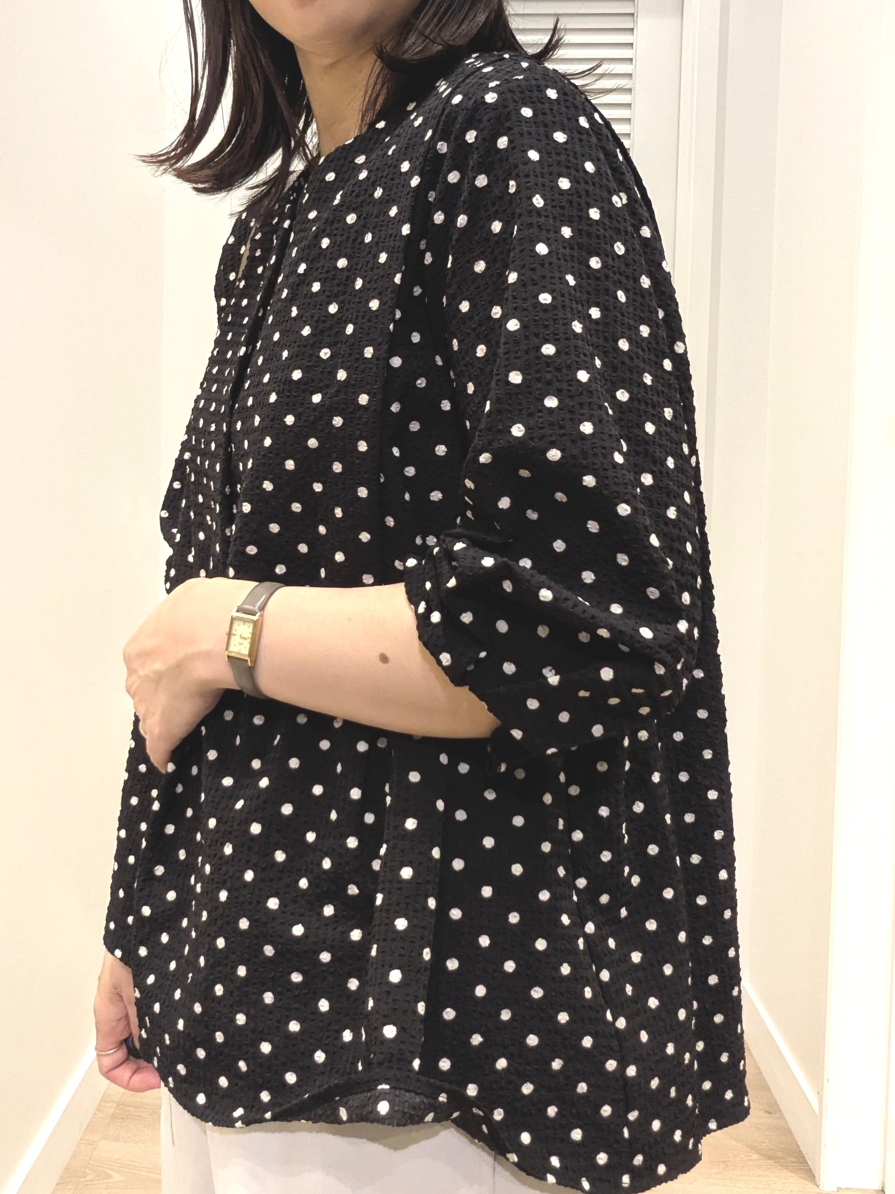 enさんの「Dessin｜【セットアップ可/UVカット】サッカー素材 キーネックブラウス」を使ったコーディネート