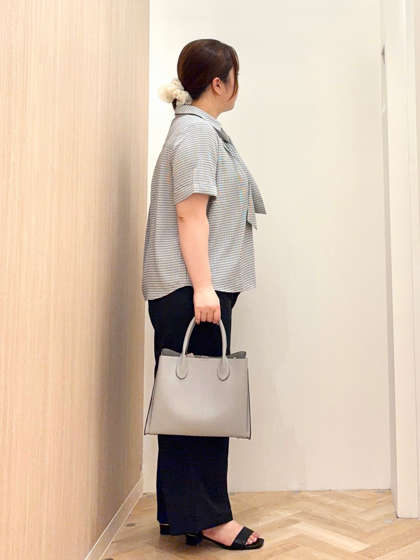 akariさんの「grove｜半袖になって再登場！【洗える】チャーム付きマルチWAYボウタイブラウス」を使ったコーディネート