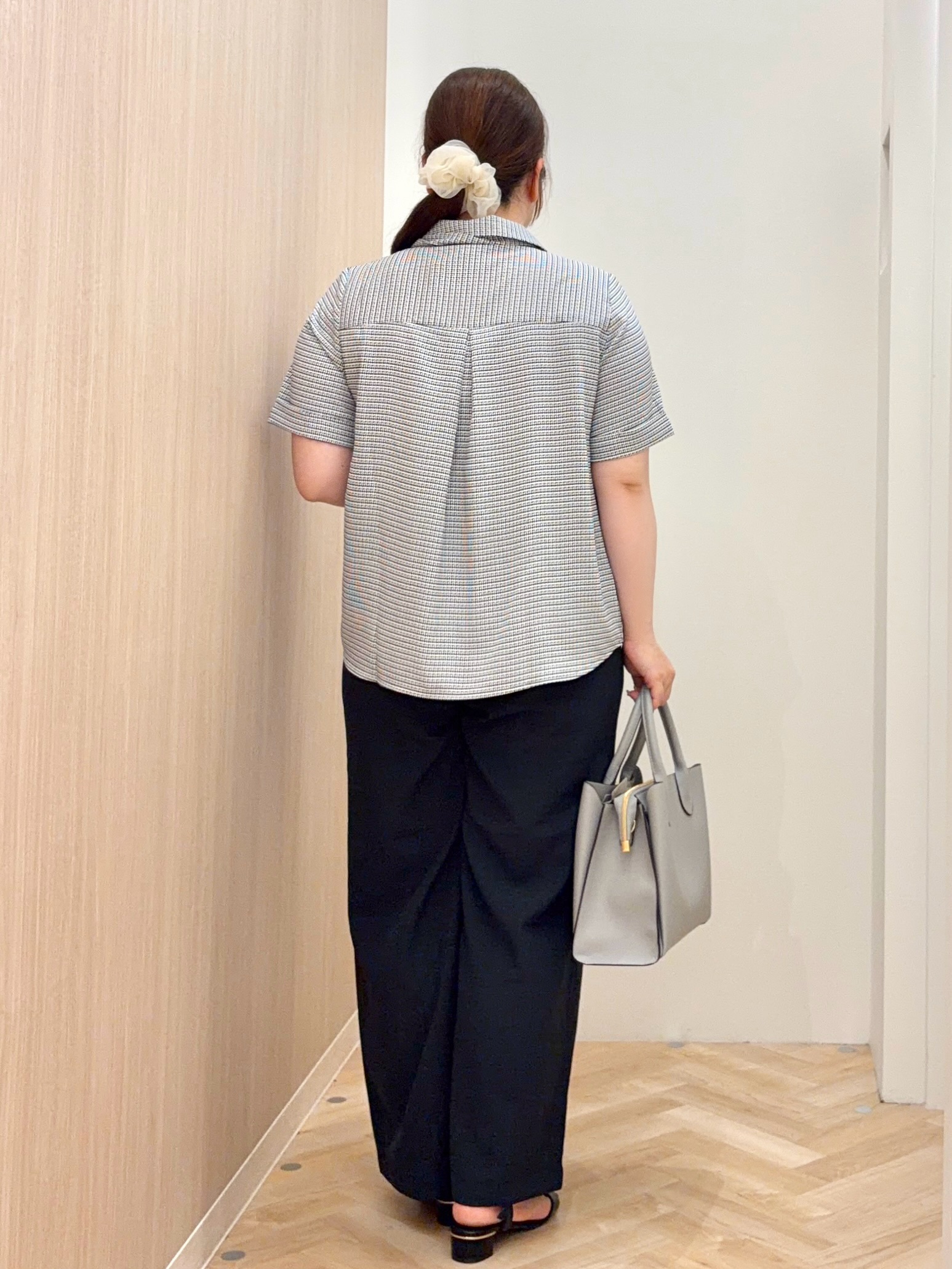 akariさんの「grove｜半袖になって再登場！【洗える】チャーム付きマルチWAYボウタイブラウス」を使ったコーディネート