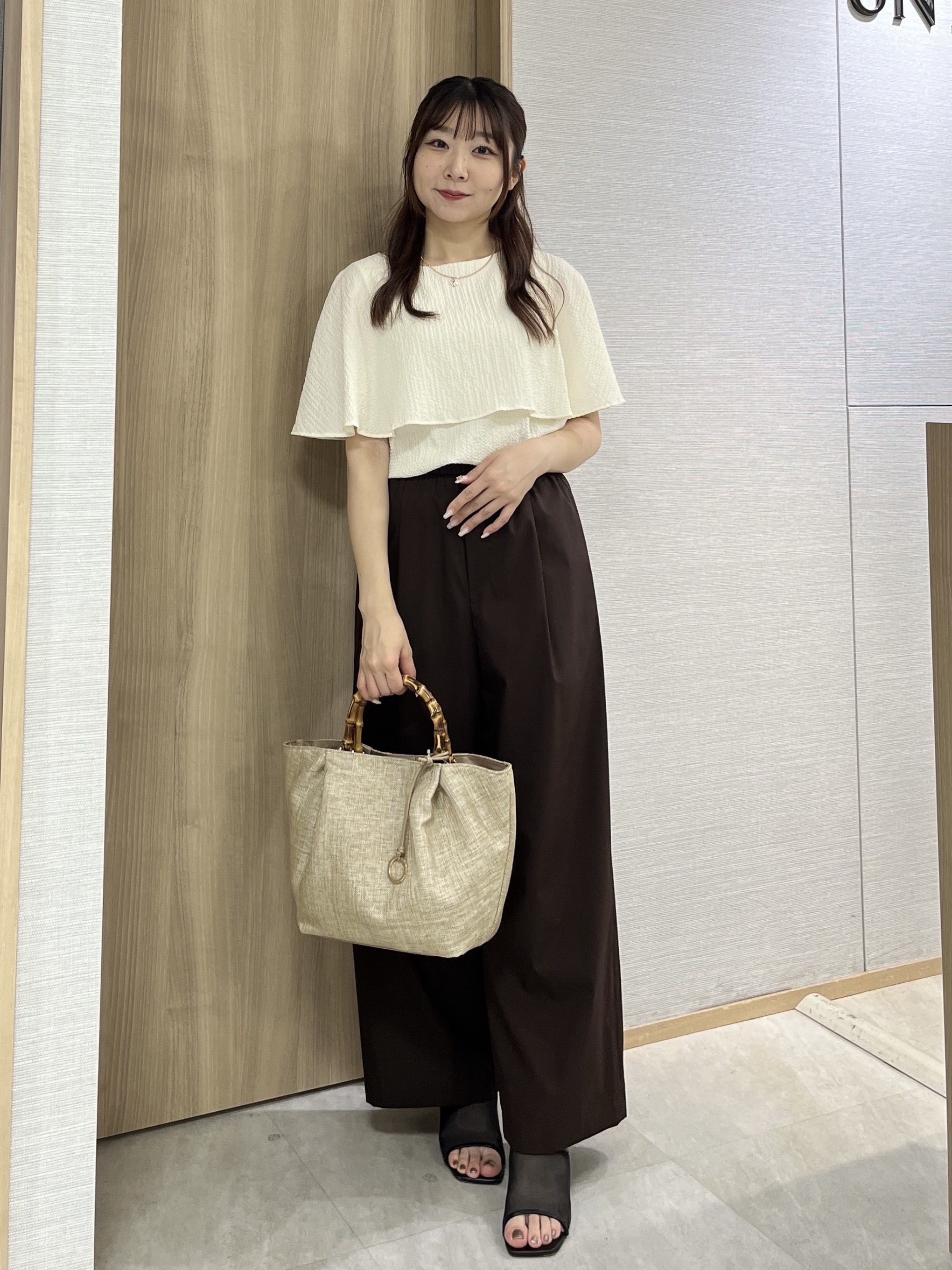 KAHOさんの「UNTITLED｜【洗える/ストレッチ性/フェミニン】ケープデザインブラウス」を使ったコーディネート