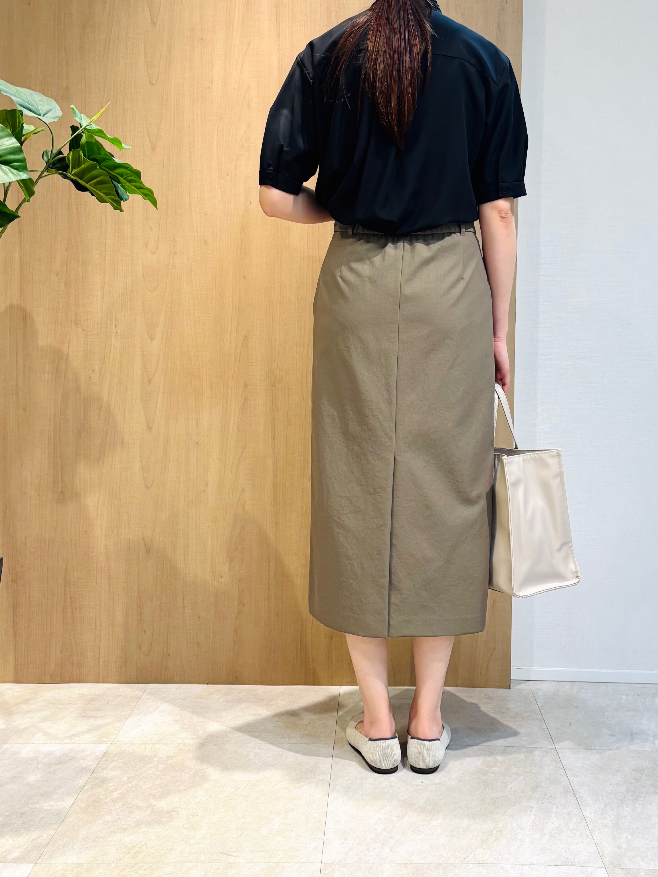 todaさんの「UNTITLED｜【接触冷感/通気性/洗える】スタンドカラーフリルブラウス」を使ったコーディネート