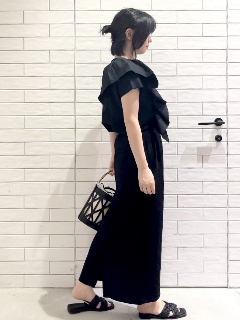 しおりさんの「OPAQUE.CLIP｜【UVケア／接触冷感】アシメフリルドッキングカットソー《洗濯機OK》」を使ったコーディネート
