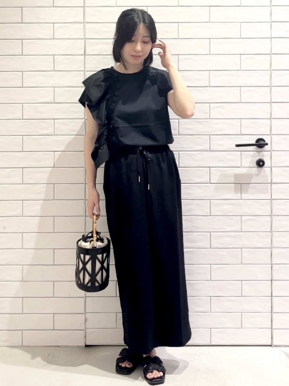 しおりさんの「OPAQUE.CLIP｜【UVケア／接触冷感】アシメフリルドッキングカットソー《洗濯機OK》」を使ったコーディネート