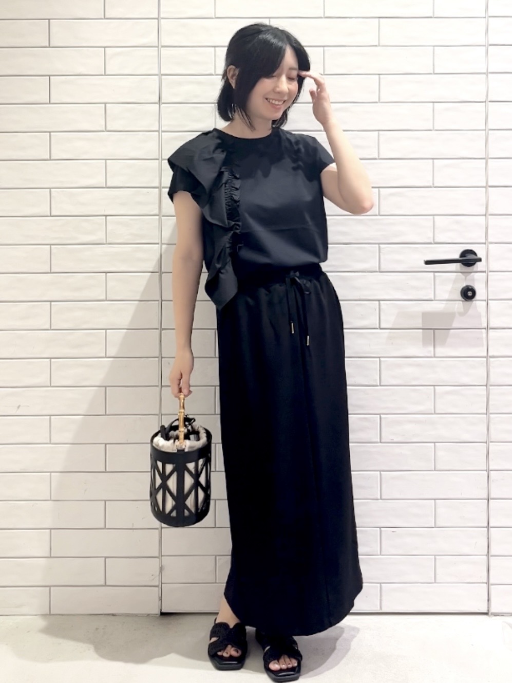 しおりさんの「OPAQUE.CLIP｜【UVケア／接触冷感】アシメフリルドッキングカットソー《洗濯機OK》」を使ったコーディネート
