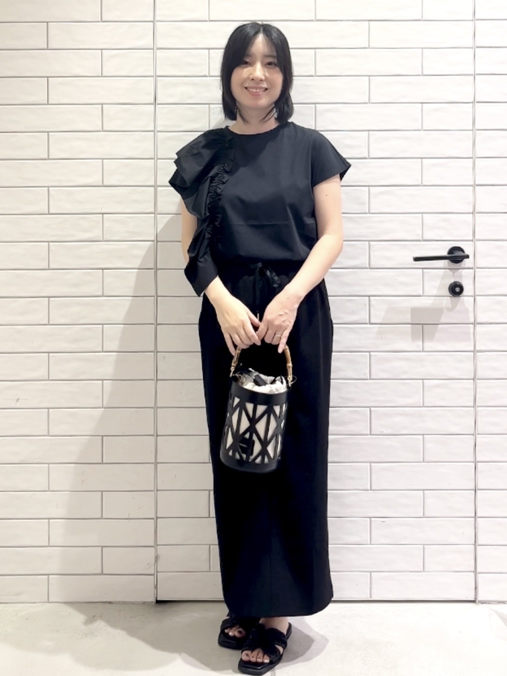しおりさんの「OPAQUE.CLIP｜【UVケア／接触冷感】アシメフリルドッキングカットソー《洗濯機OK》」を使ったコーディネート