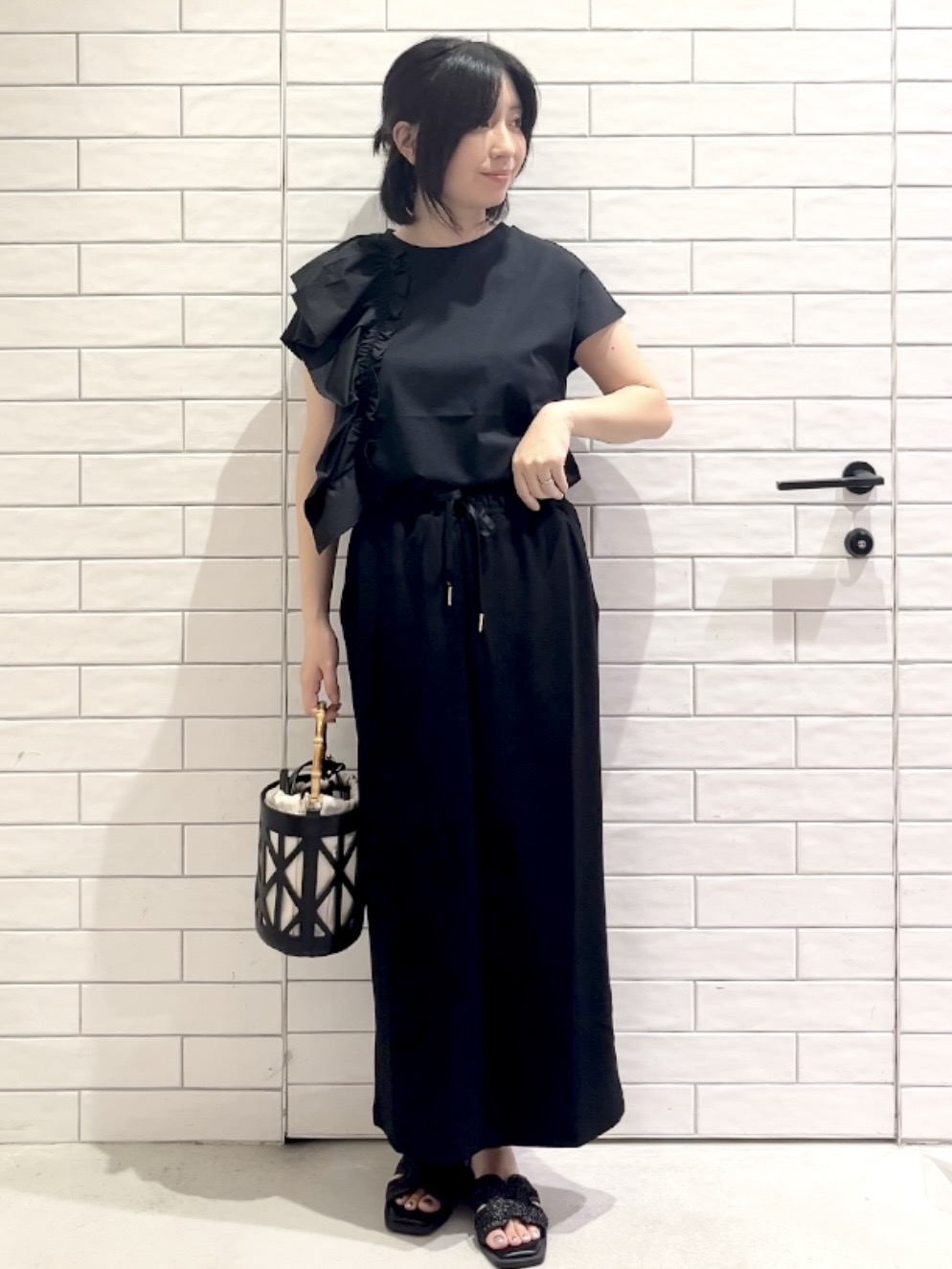 しおりさんの「OPAQUE.CLIP｜【UVケア／接触冷感】アシメフリルドッキングカットソー《洗濯機OK》」を使ったコーディネート