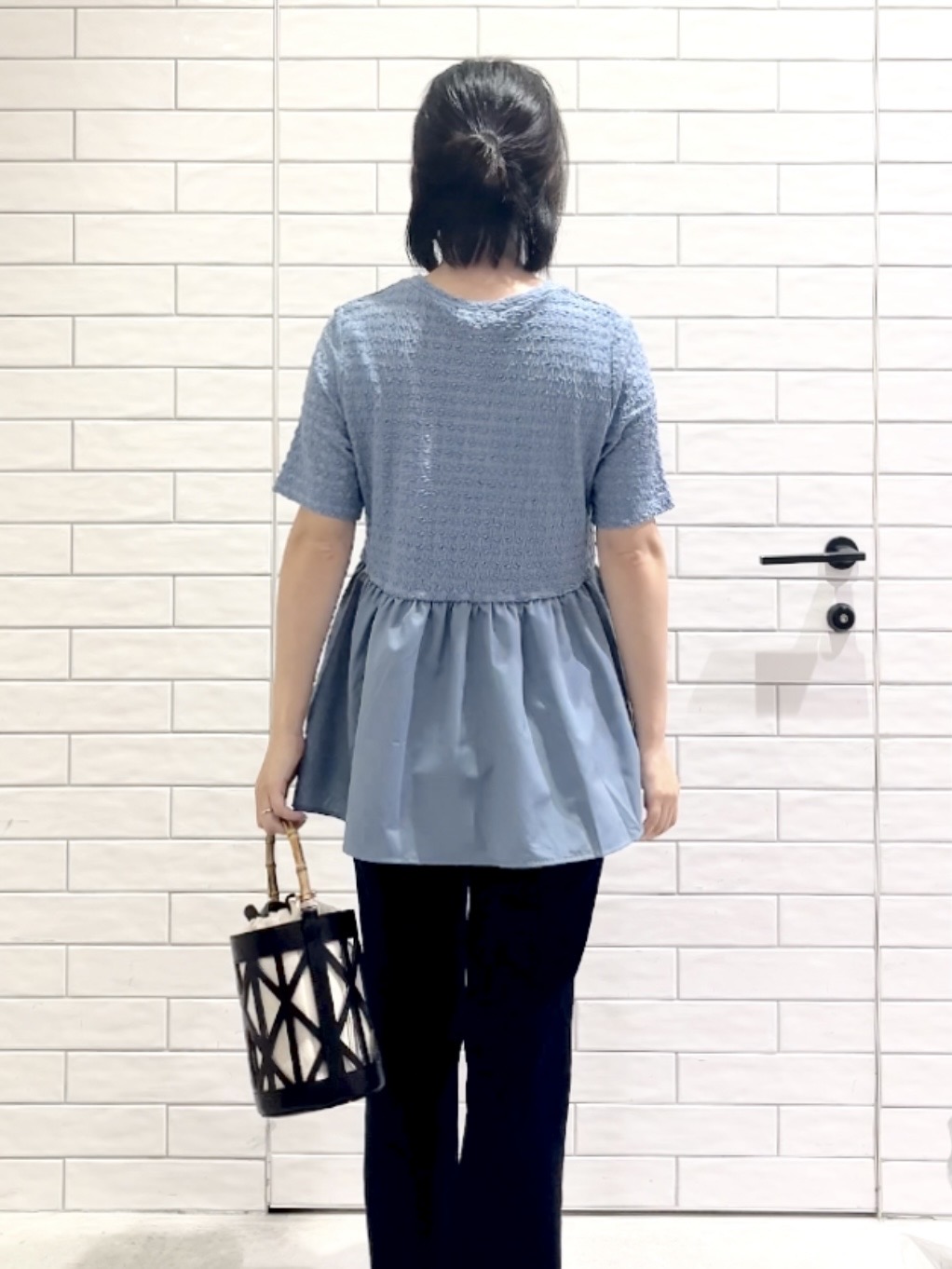 しおりさんの「OPAQUE.CLIP｜ジャカードドッキング ペプラムカットソー【洗濯機OK】」を使ったコーディネート