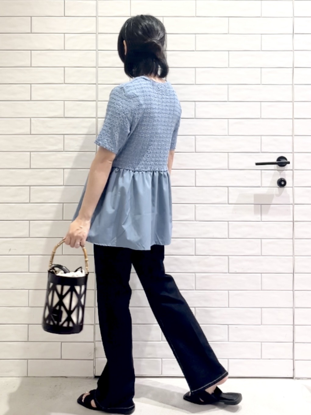 しおりさんの「OPAQUE.CLIP｜ジャカードドッキング ペプラムカットソー【洗濯機OK】」を使ったコーディネート