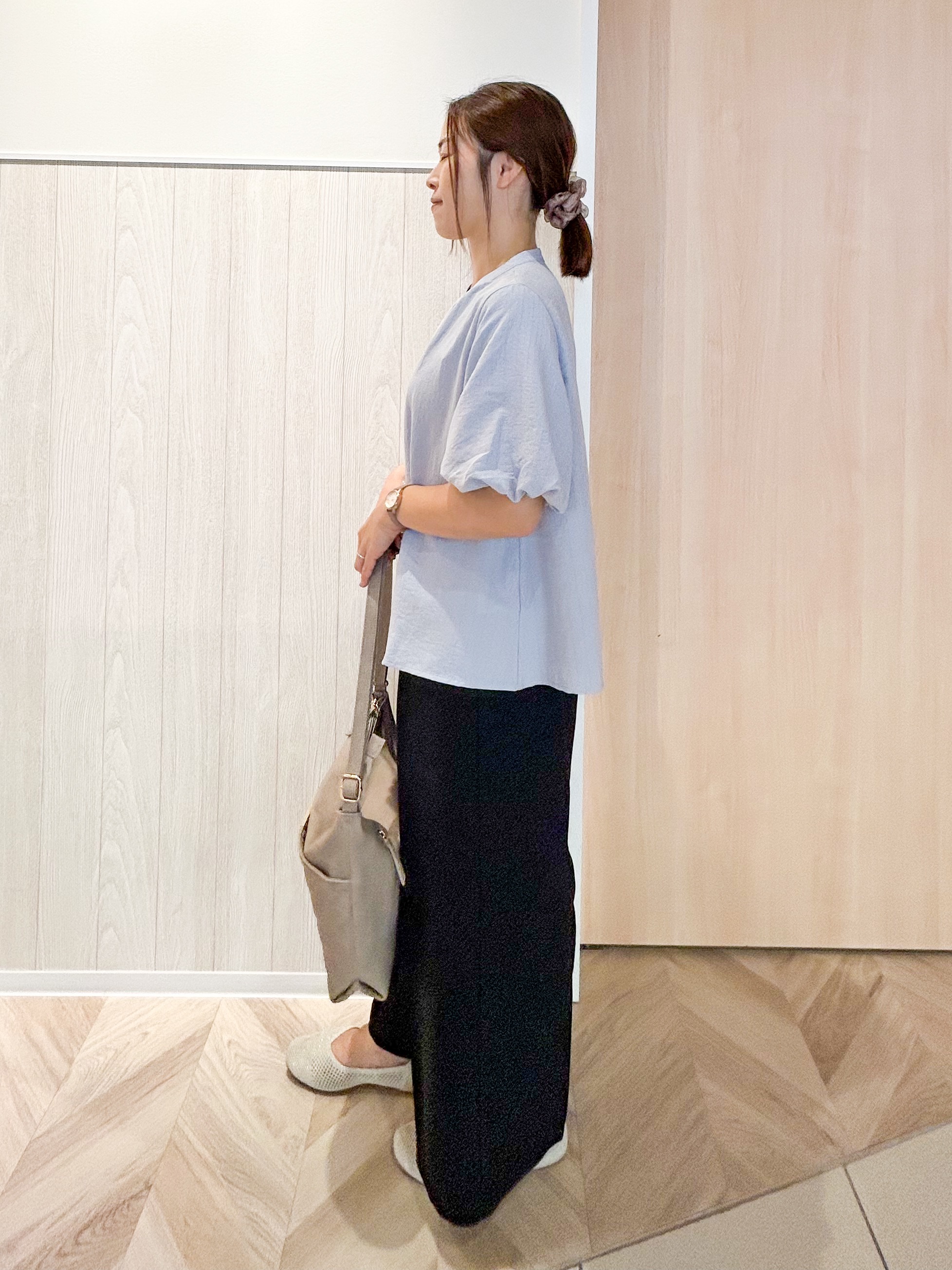 tomoさんの「SHOO･LA･RUE｜【S-LL/洗濯機可】バルーンスリーブ　キーネックブラウス」を使ったコーディネート