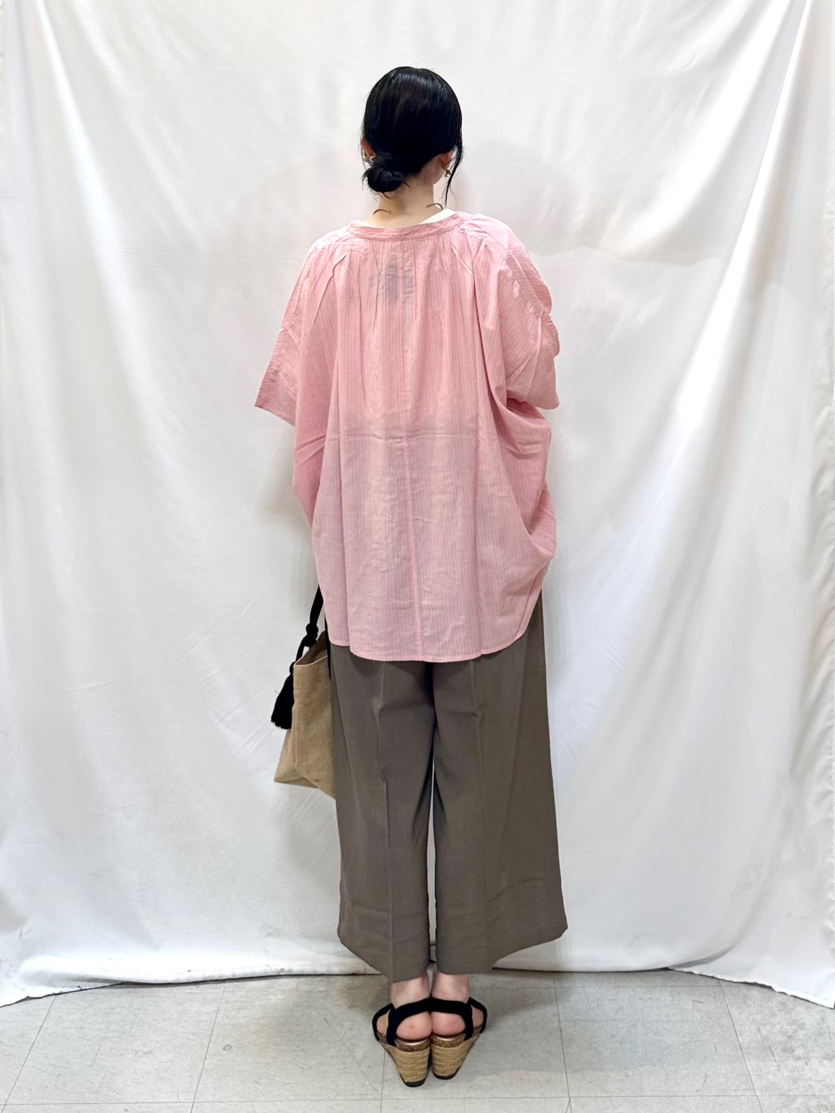 𝐇𝐢𝐫𝐨𝐦𝐢さんの「SHOO･LA･RUE｜【ひんやり/洗濯機可/体型カバー】二の腕隠れる ゆるっと襟ギャザーレーヨンブラウス」を使ったコーディネート