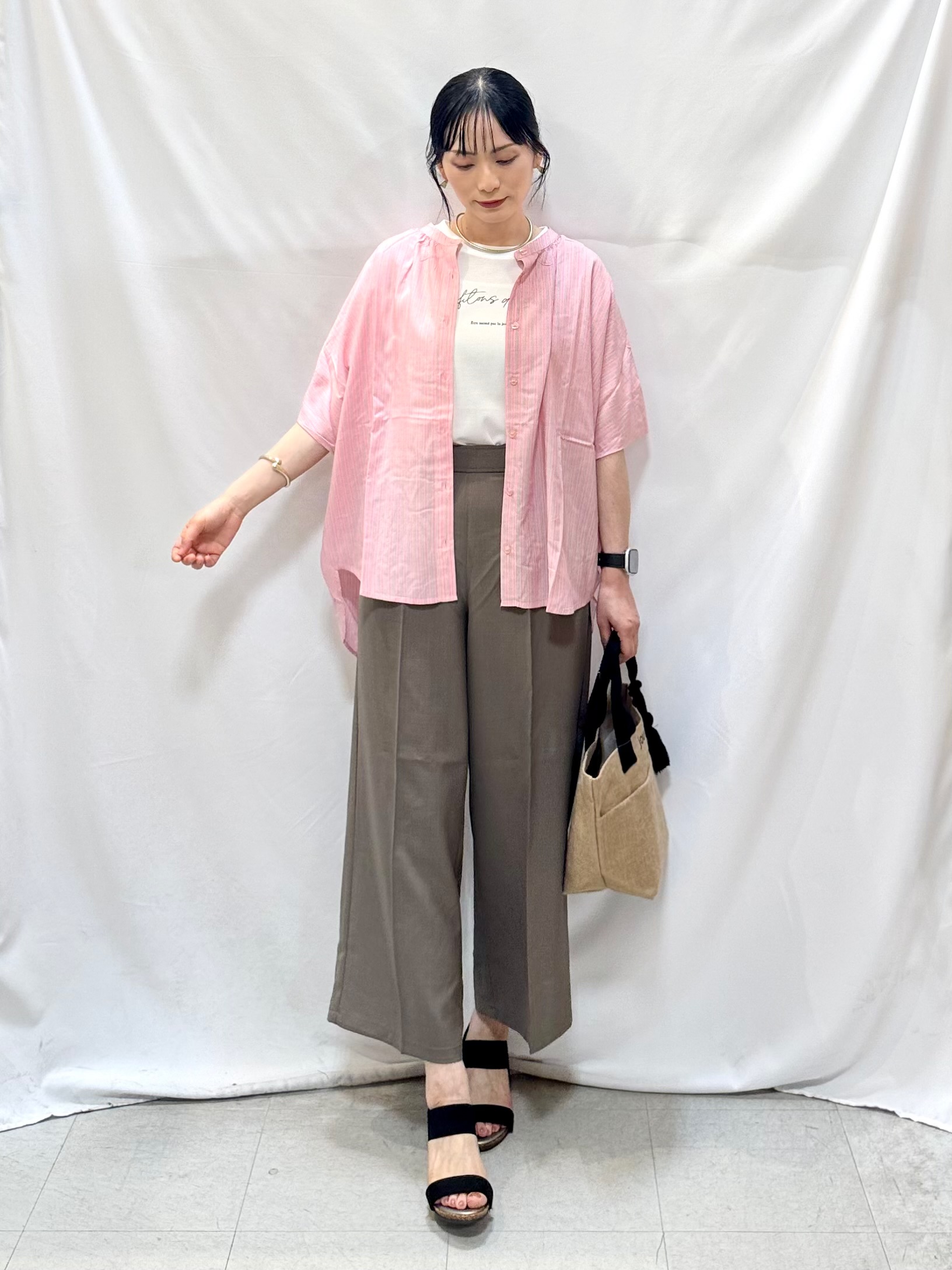 𝐇𝐢𝐫𝐨𝐦𝐢さんの「SHOO･LA･RUE｜【ひんやり/洗濯機可/体型カバー】二の腕隠れる ゆるっと襟ギャザーレーヨンブラウス」を使ったコーディネート