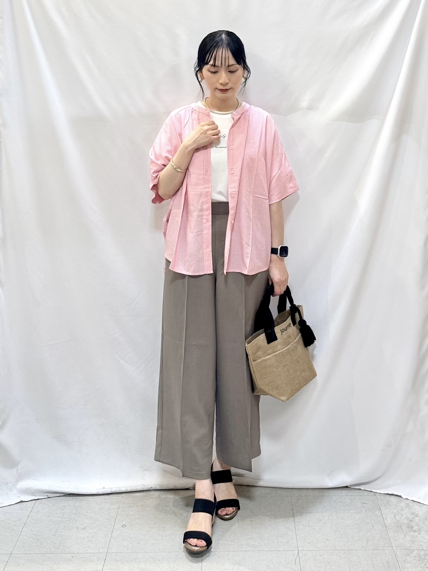 𝐇𝐢𝐫𝐨𝐦𝐢さんの「SHOO･LA･RUE｜【ひんやり/洗濯機可/体型カバー】二の腕隠れる ゆるっと襟ギャザーレーヨンブラウス」を使ったコーディネート