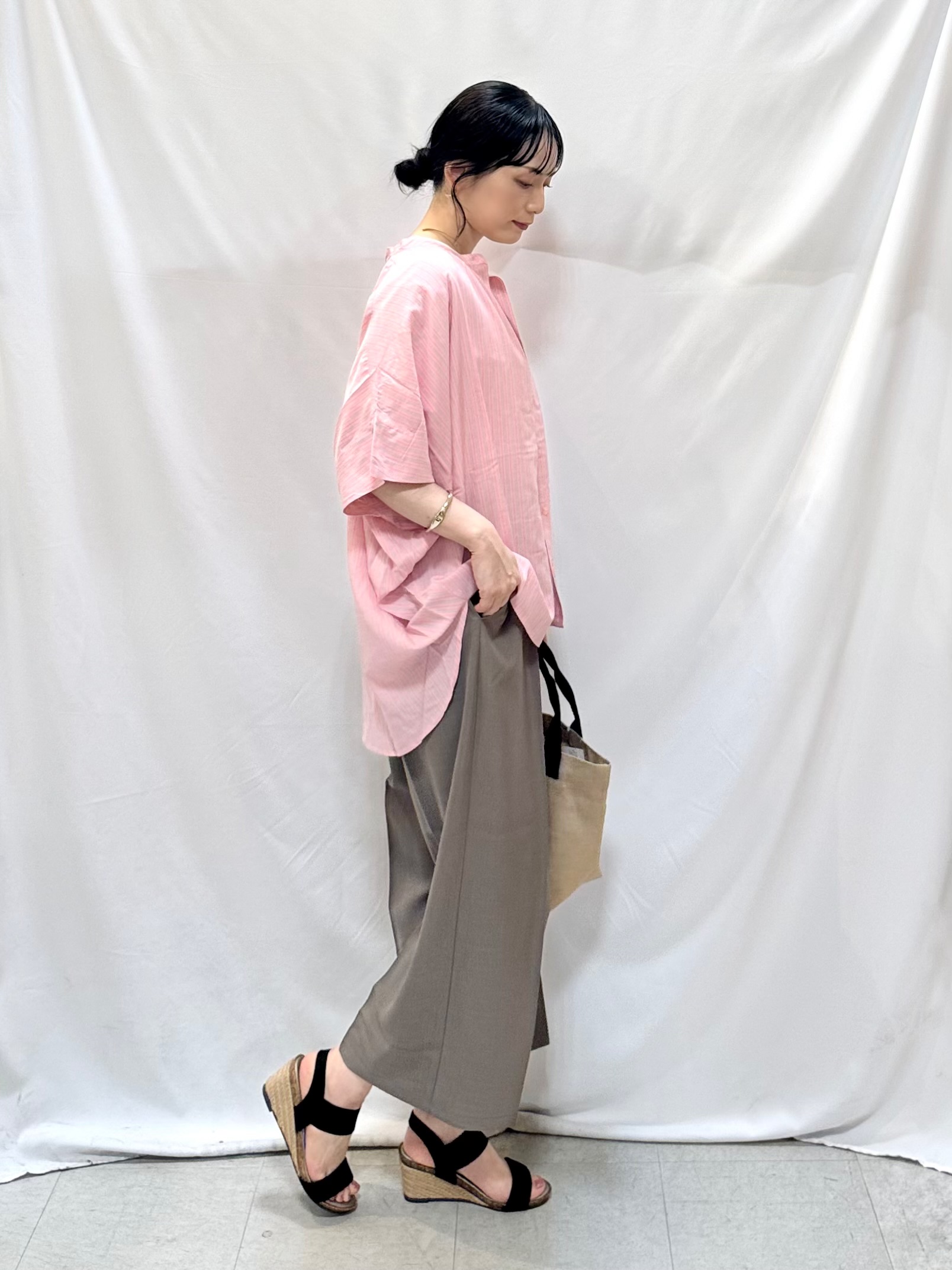 𝐇𝐢𝐫𝐨𝐦𝐢さんの「SHOO･LA･RUE｜【ひんやり/洗濯機可/体型カバー】二の腕隠れる ゆるっと襟ギャザーレーヨンブラウス」を使ったコーディネート